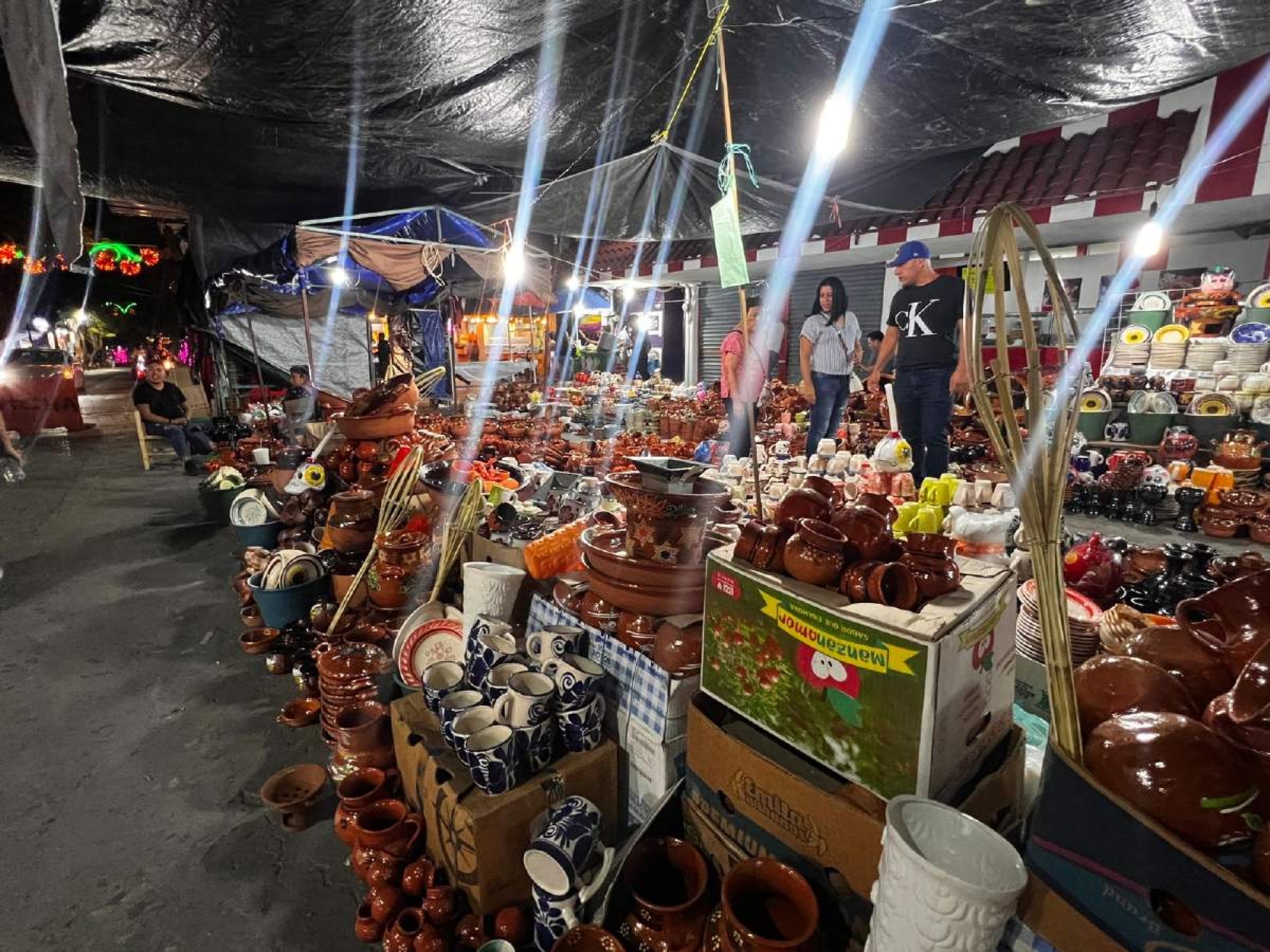 Reportan buenas ventas los comerciantes de tradiciones