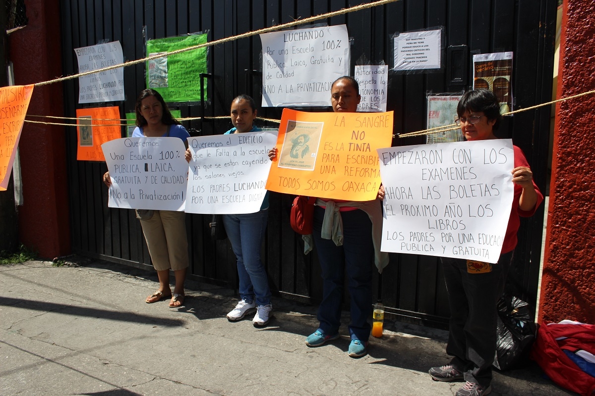 Hoy, maestros protestarán afuera de centros comerciales