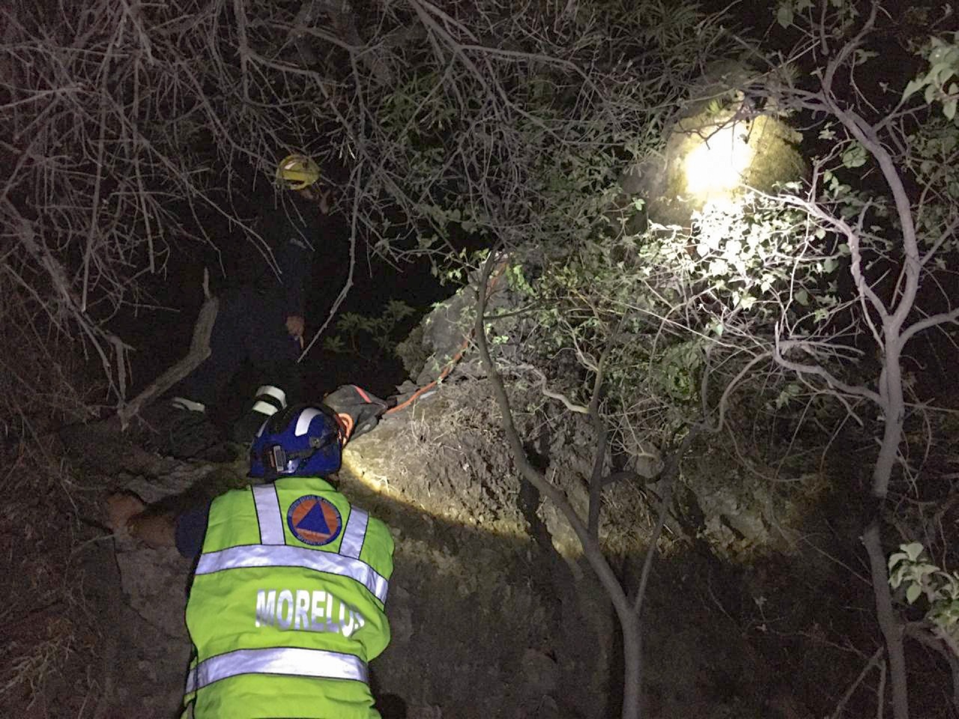 Rescatan a dos personas extraviadas en el cerro del Tepozteco, en Tepoztlán