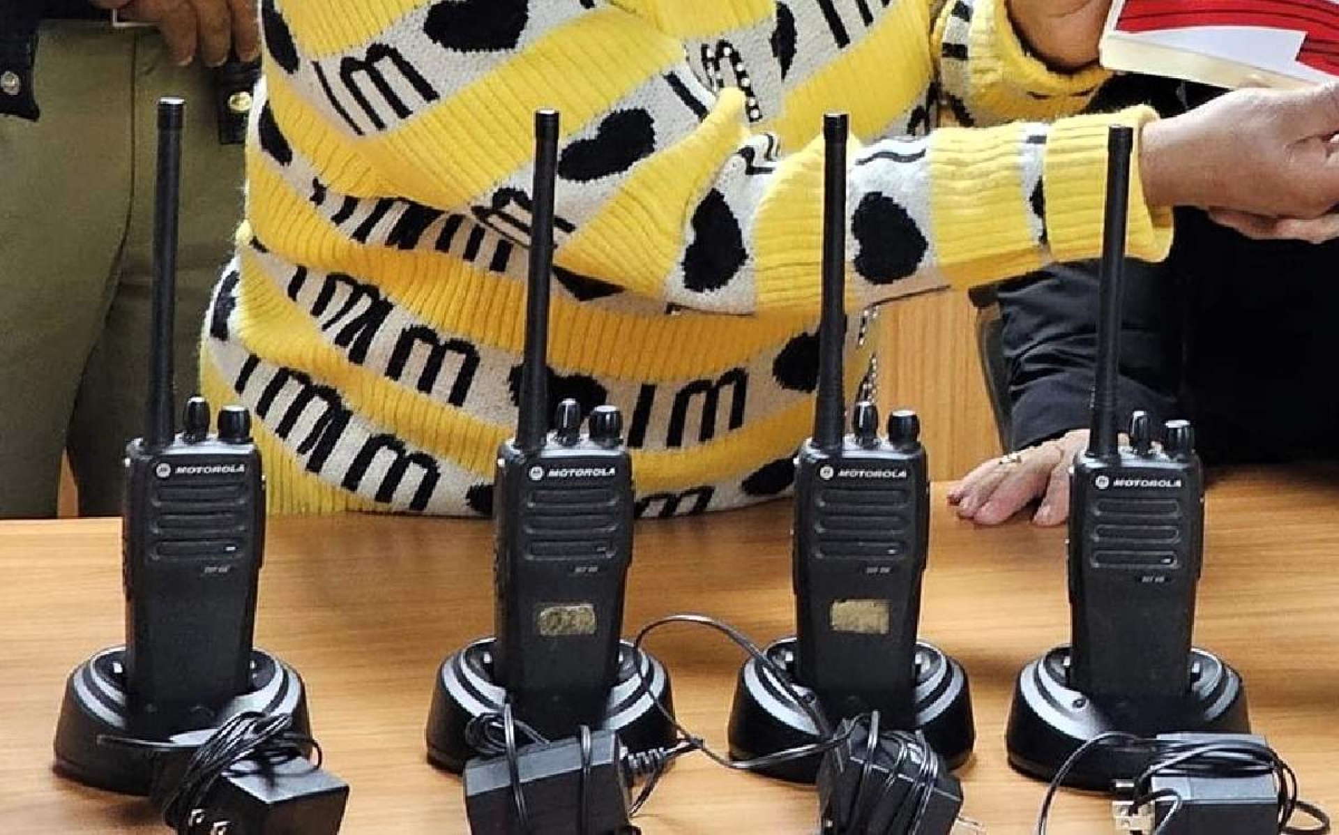 Dotan de radios de comunicación a encargados del agua potable en Hueyapan