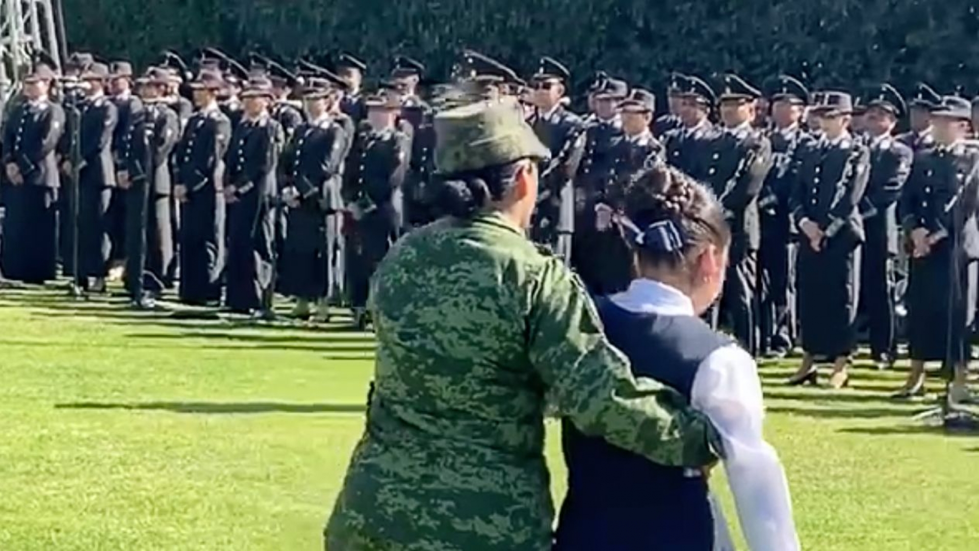 Adolescentes se desmayan en ceremonia oficial del Día de la Bandera