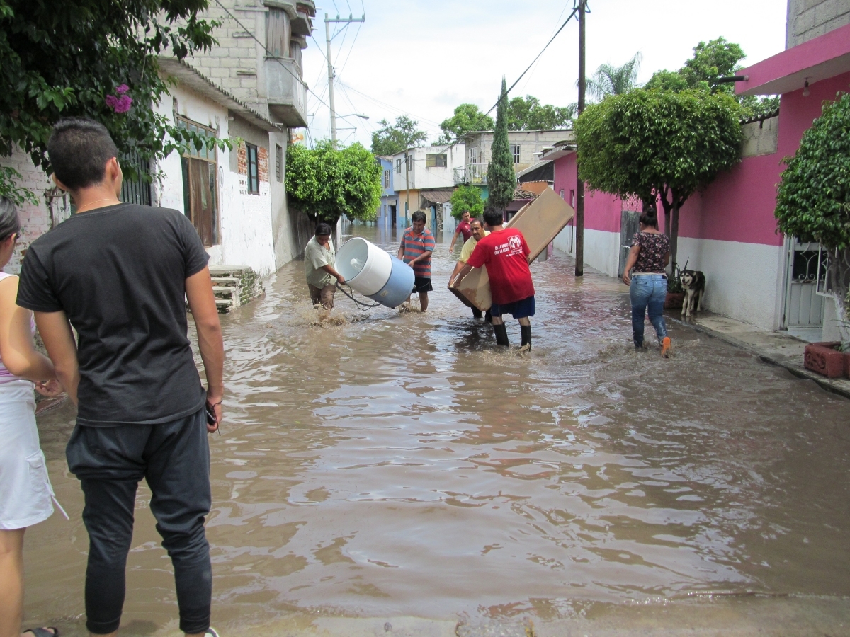 Cincuenta viviendas afectadas por desbordamiento del río en Tlaquiltenango