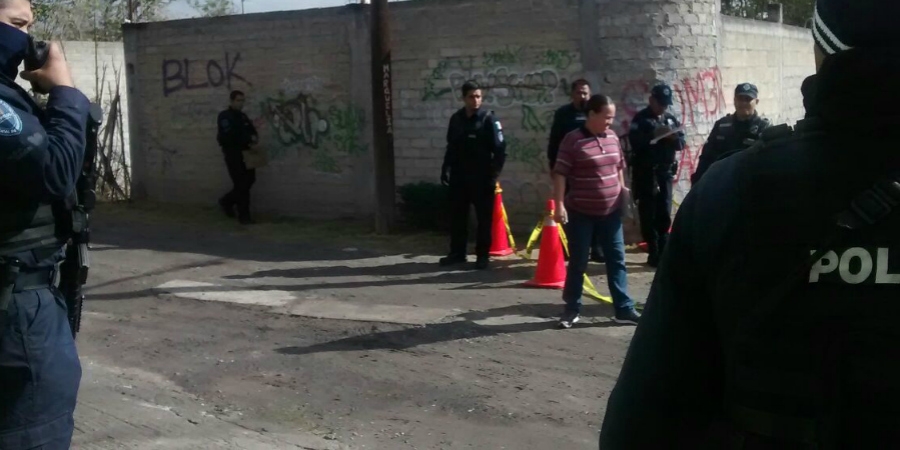 Encuentran a una persona sin vida dentro de un automóvil en Cuernavaca