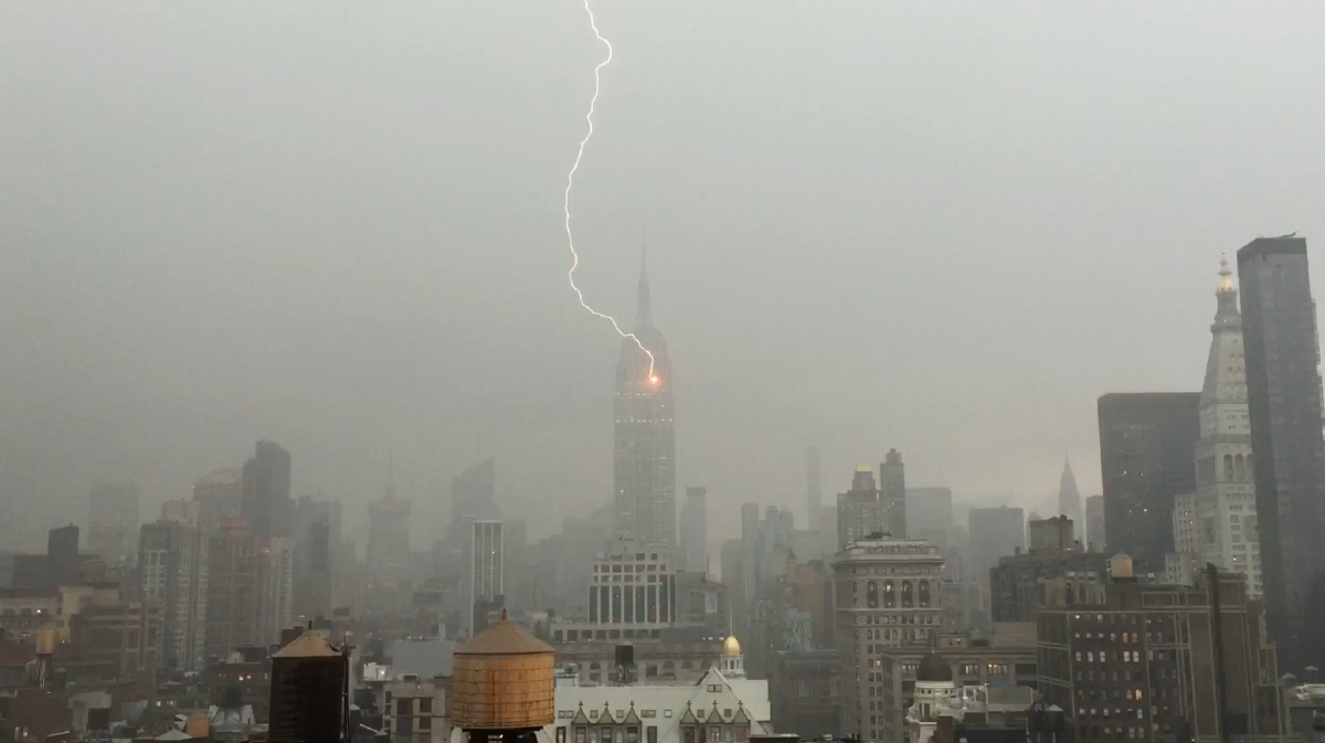 Capturan en video rayo cayendo en el Empire State