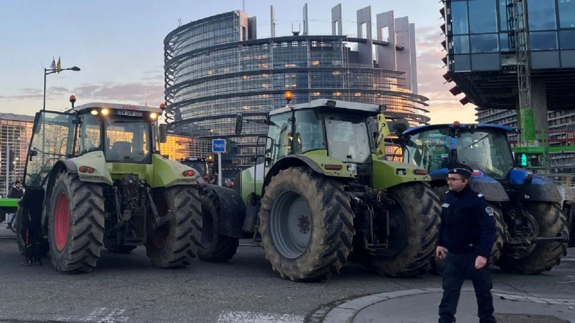 Francia pide tregua navideña a agricultores tras semanas de protestas y bloqueos