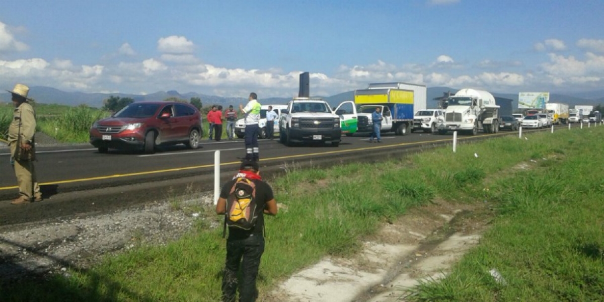 Bloquean ejidatarios de Tlayacapan la autopista La Pera-Cuautla