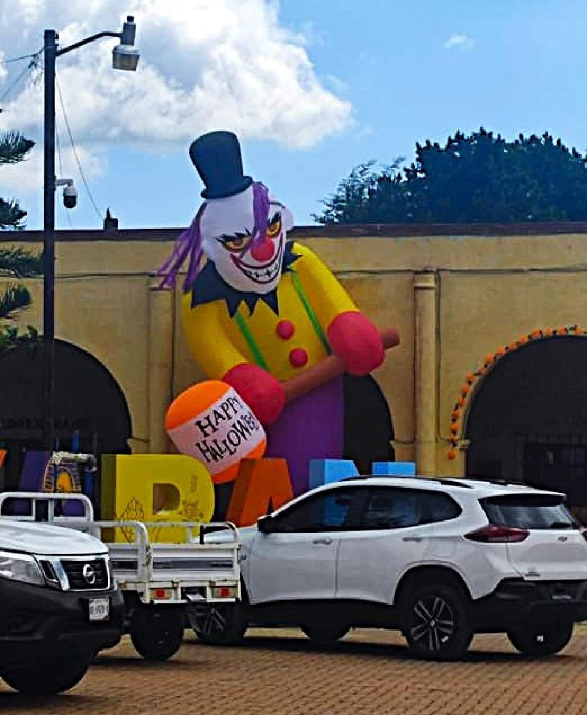 Polémica en Hueyapan por decoración de Halloween con motivo del Día de Muertos
