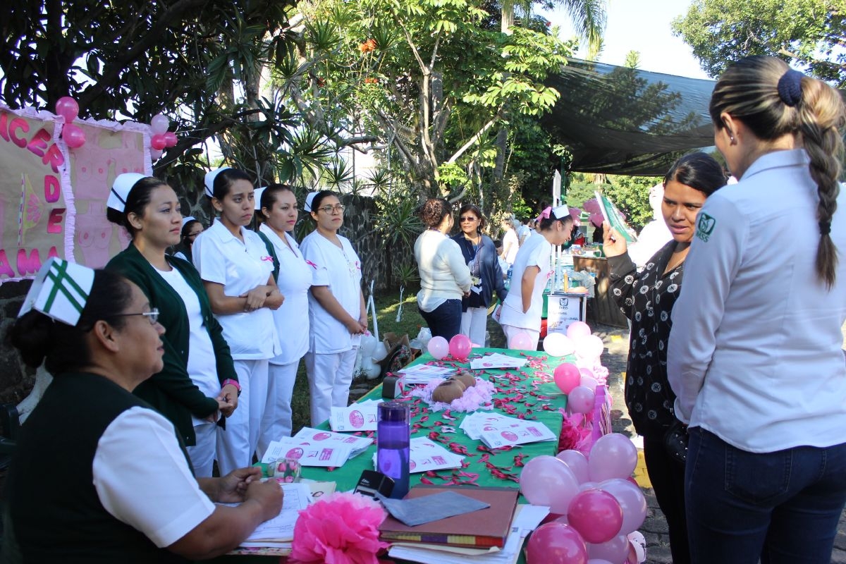 Dan énfasis al cáncer de mama en feria de la salud del IMSS