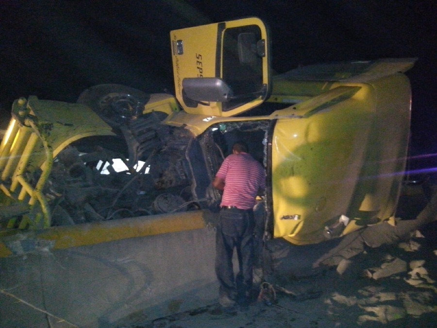 Vuelca tráiler cargado de cemento