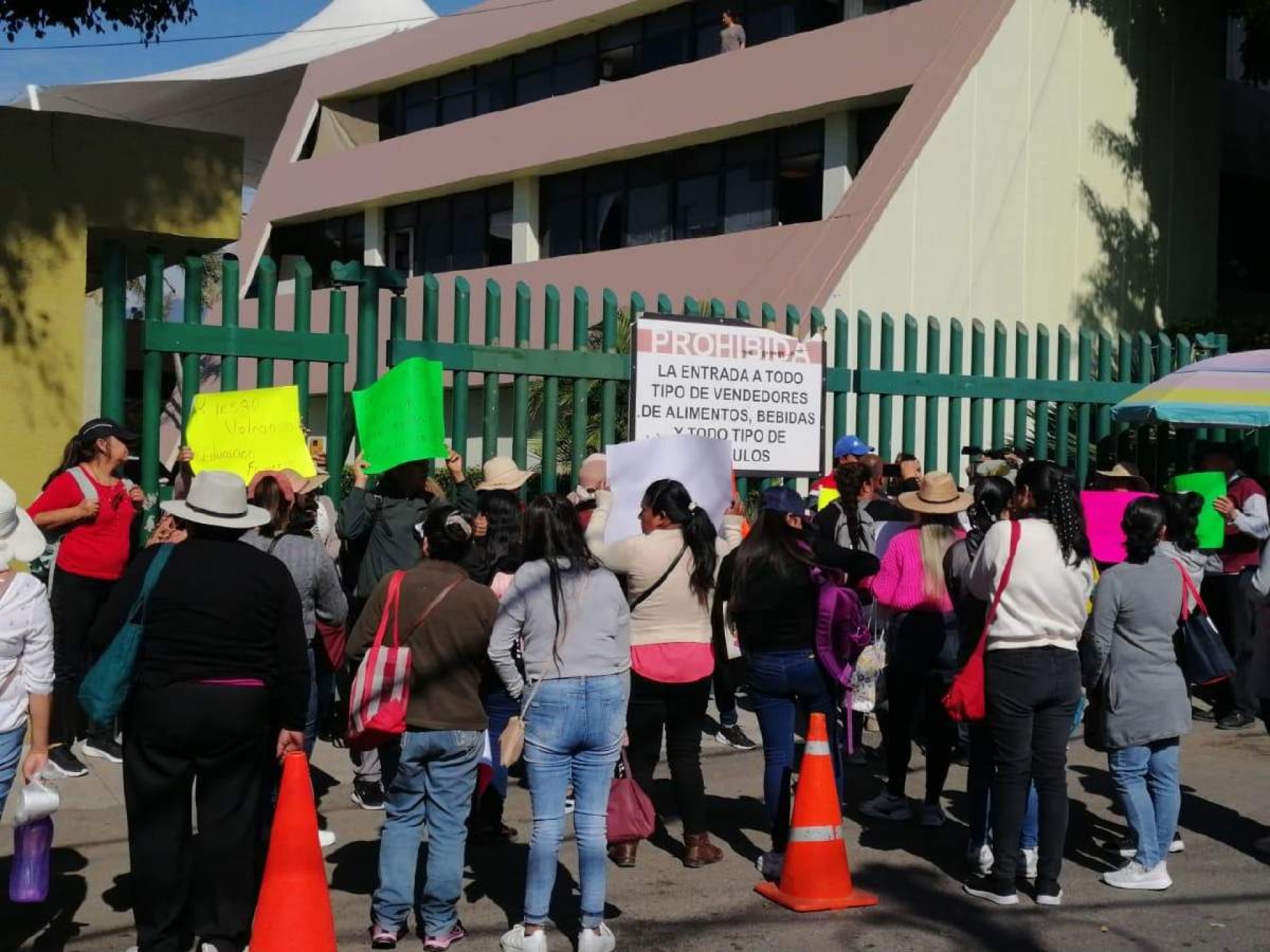 Maestros de Los Altos reclaman bono por riesgo volcánico