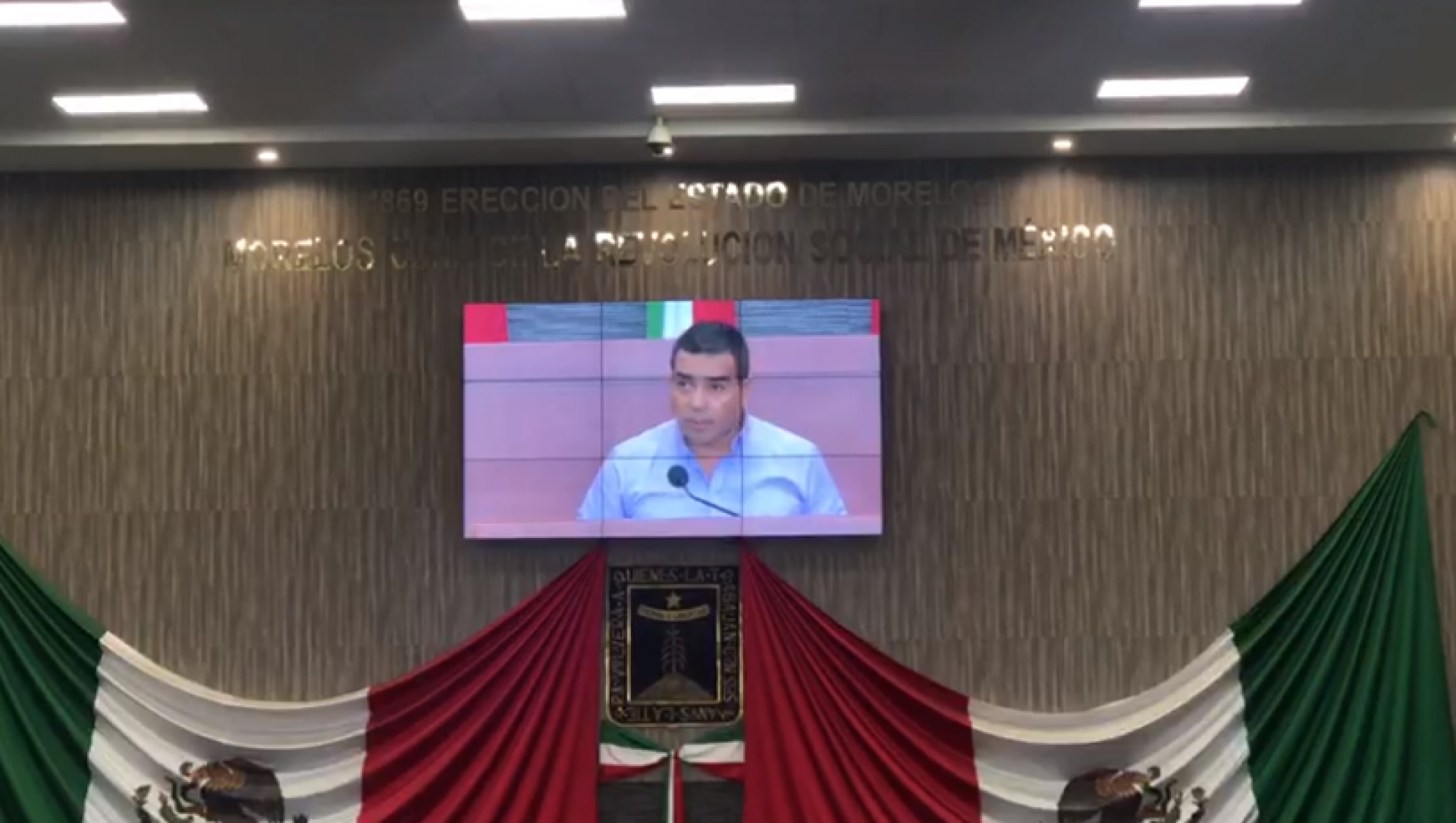 Ante la tribuna del Congreso, pide diputado José Casas disculpas a sus homólogas