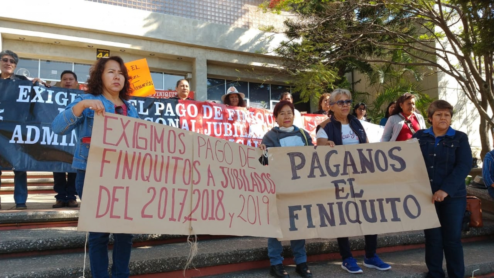 Se manifiestan jubilados del STAUAEM en el campus Chamilpa