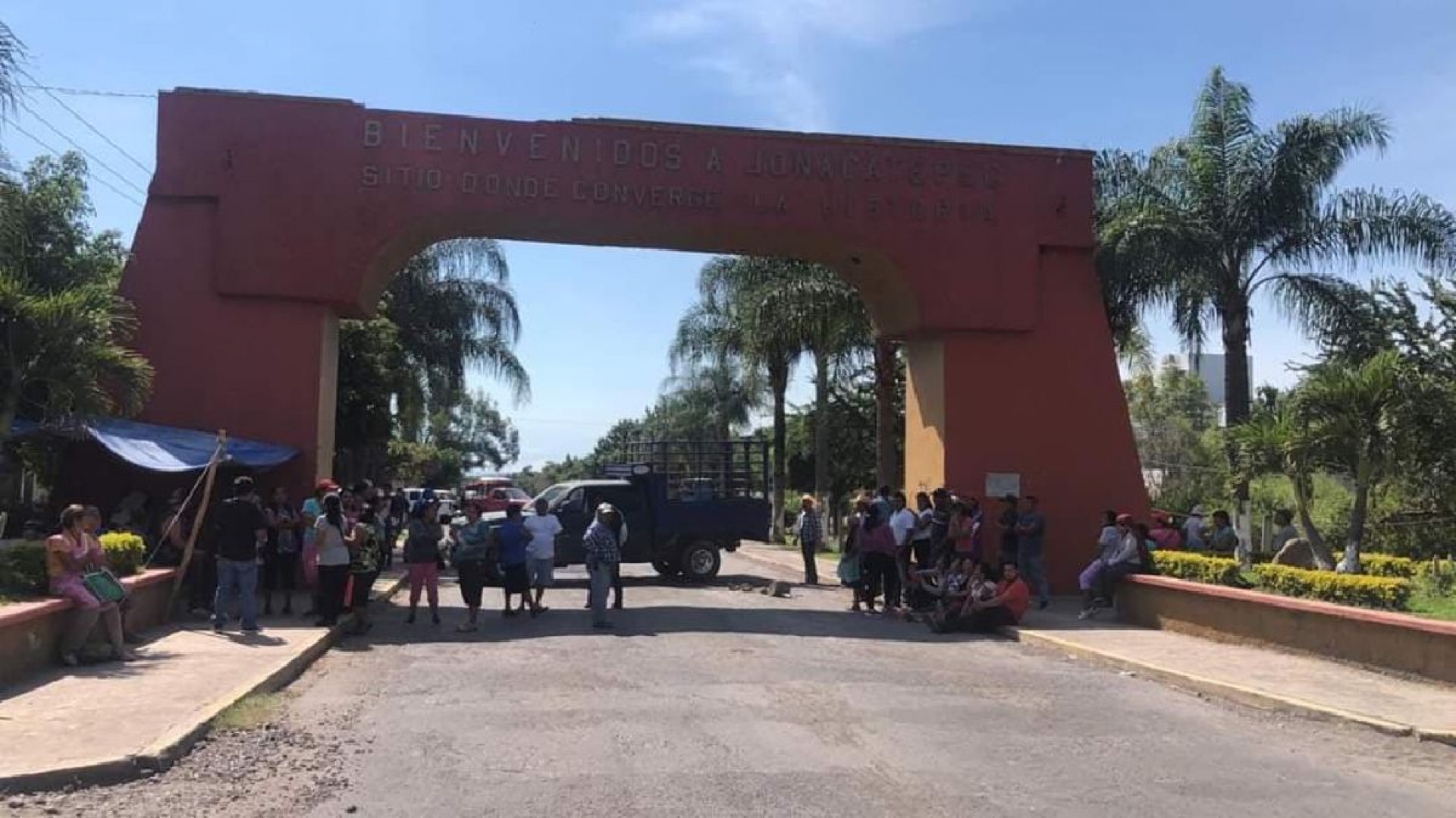 Pobladores de Jonacatepec bloquean accesos al municipio