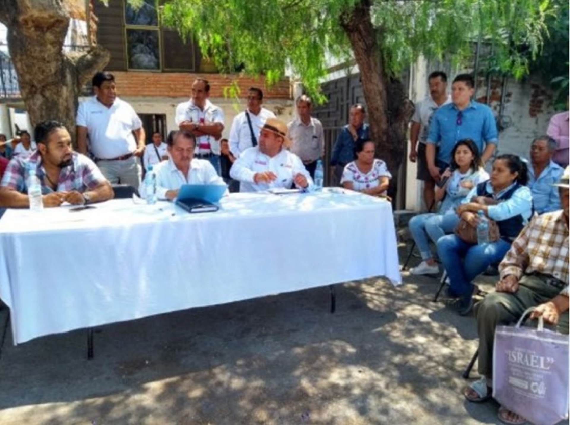 Piden vecinos de Oaxtepec a SCT quitar letreros obsoletos