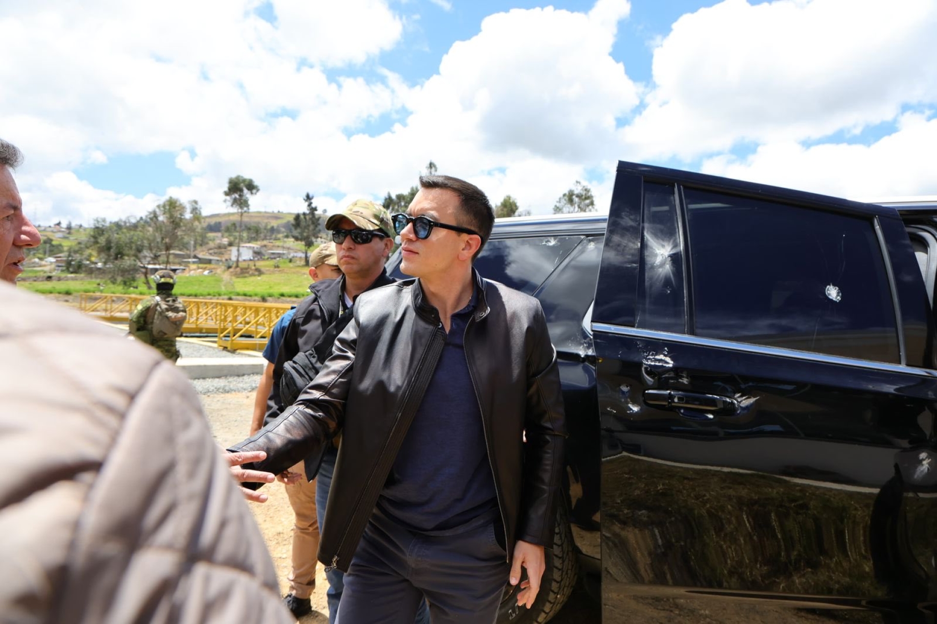 Atacan caravana del presidente de Ecuador; hay cinco detenidos
