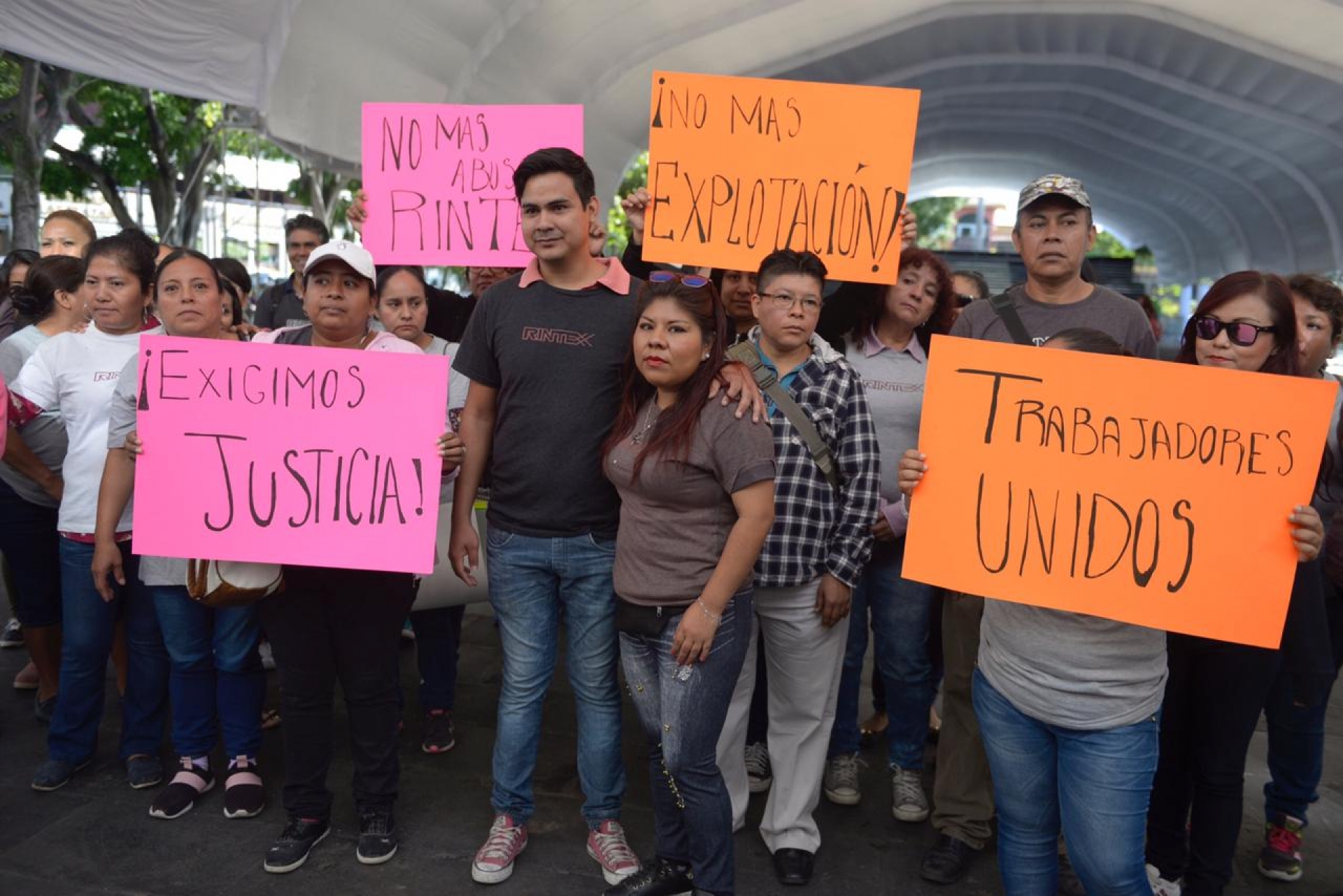 Trabajadores de Rintex se manifiestan en la Plaza de Armas