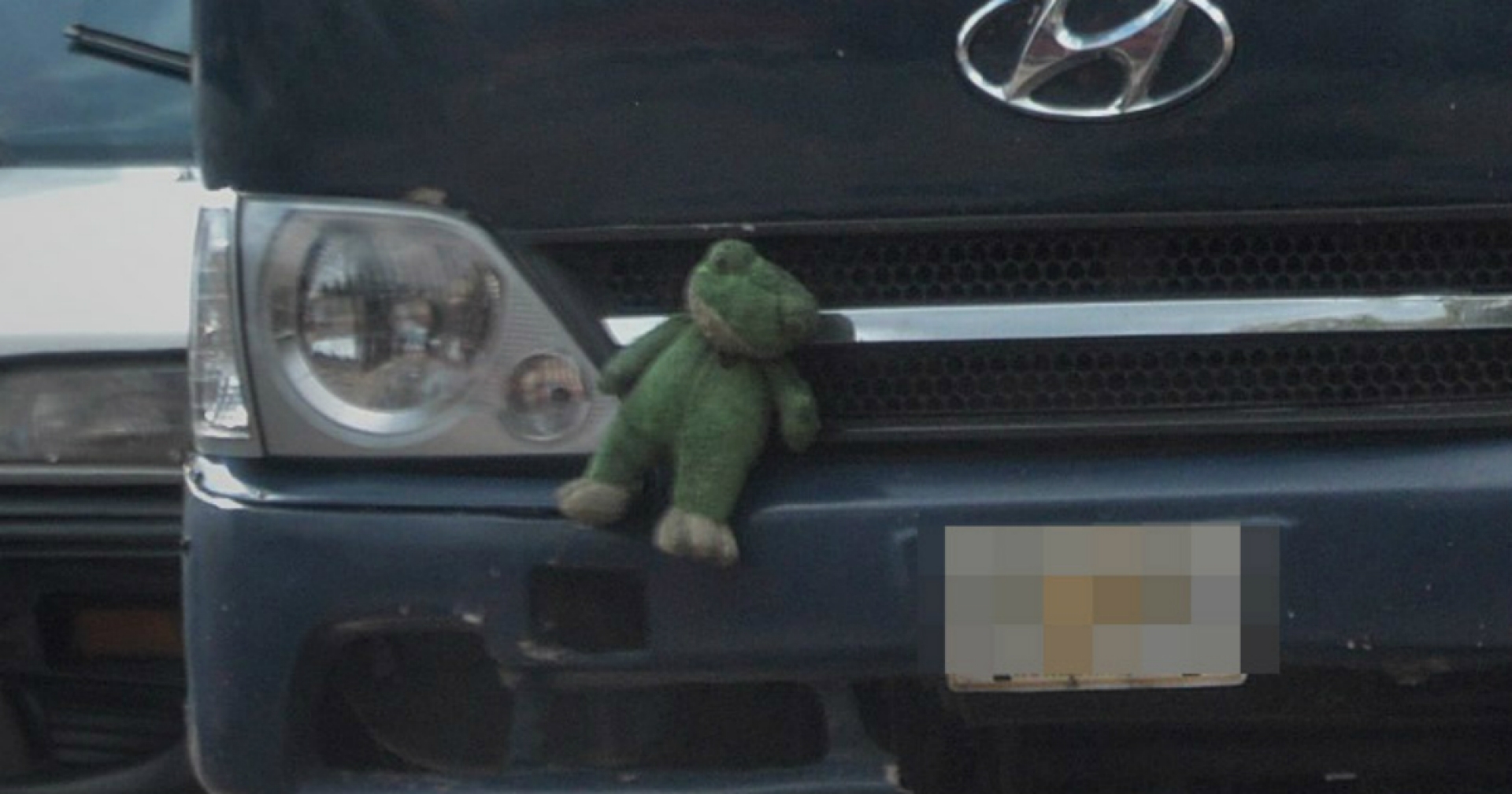 Lo que hay detrás de los vehículos que tienen un peluche colgado en la defensa del auto