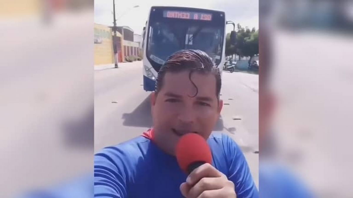 Superman "intenta" detener autobús y lo atropellan