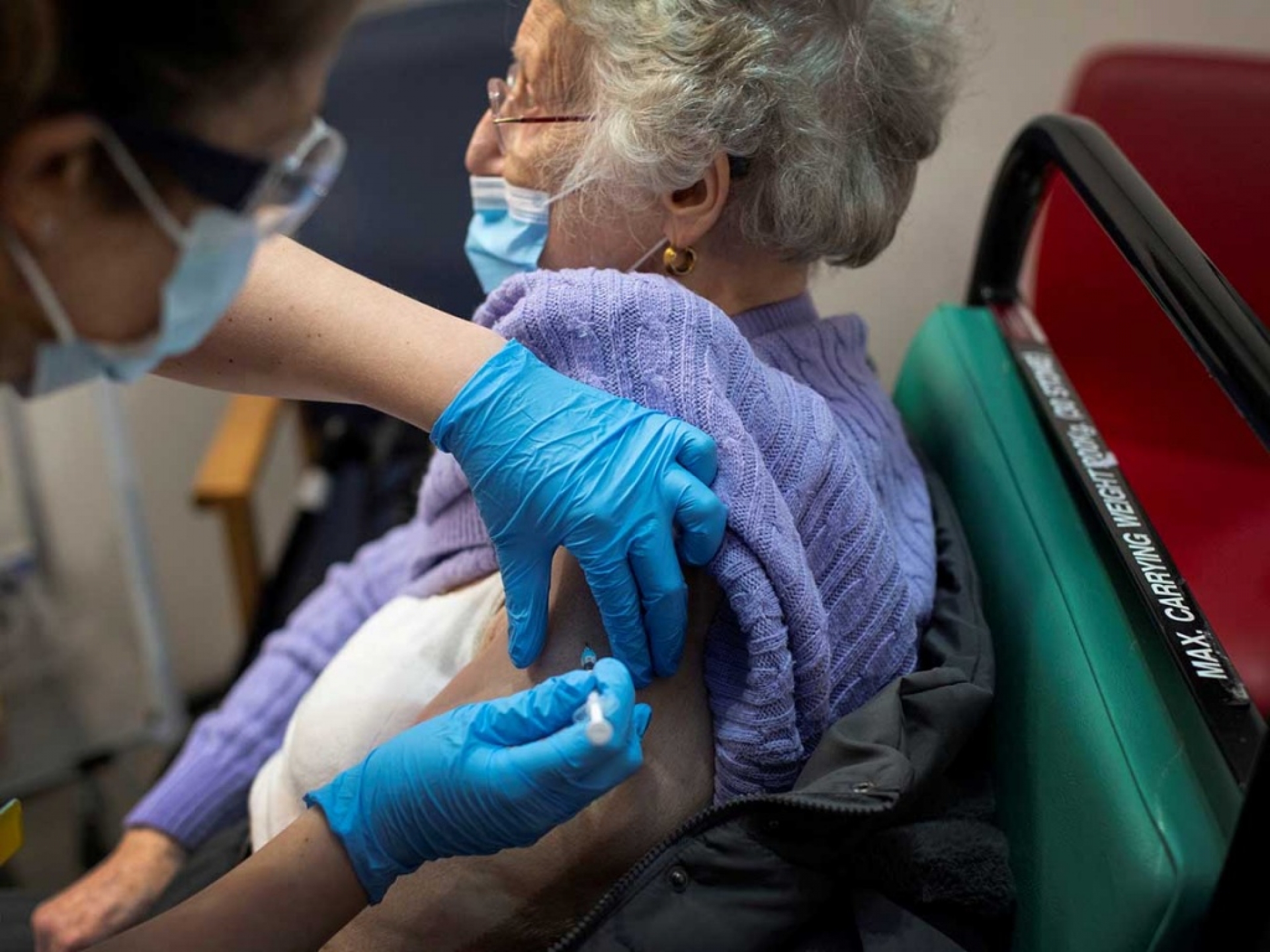 Abuelitos recibirán vacuna contra COVID-19 en 10 mil centros a partir de enero