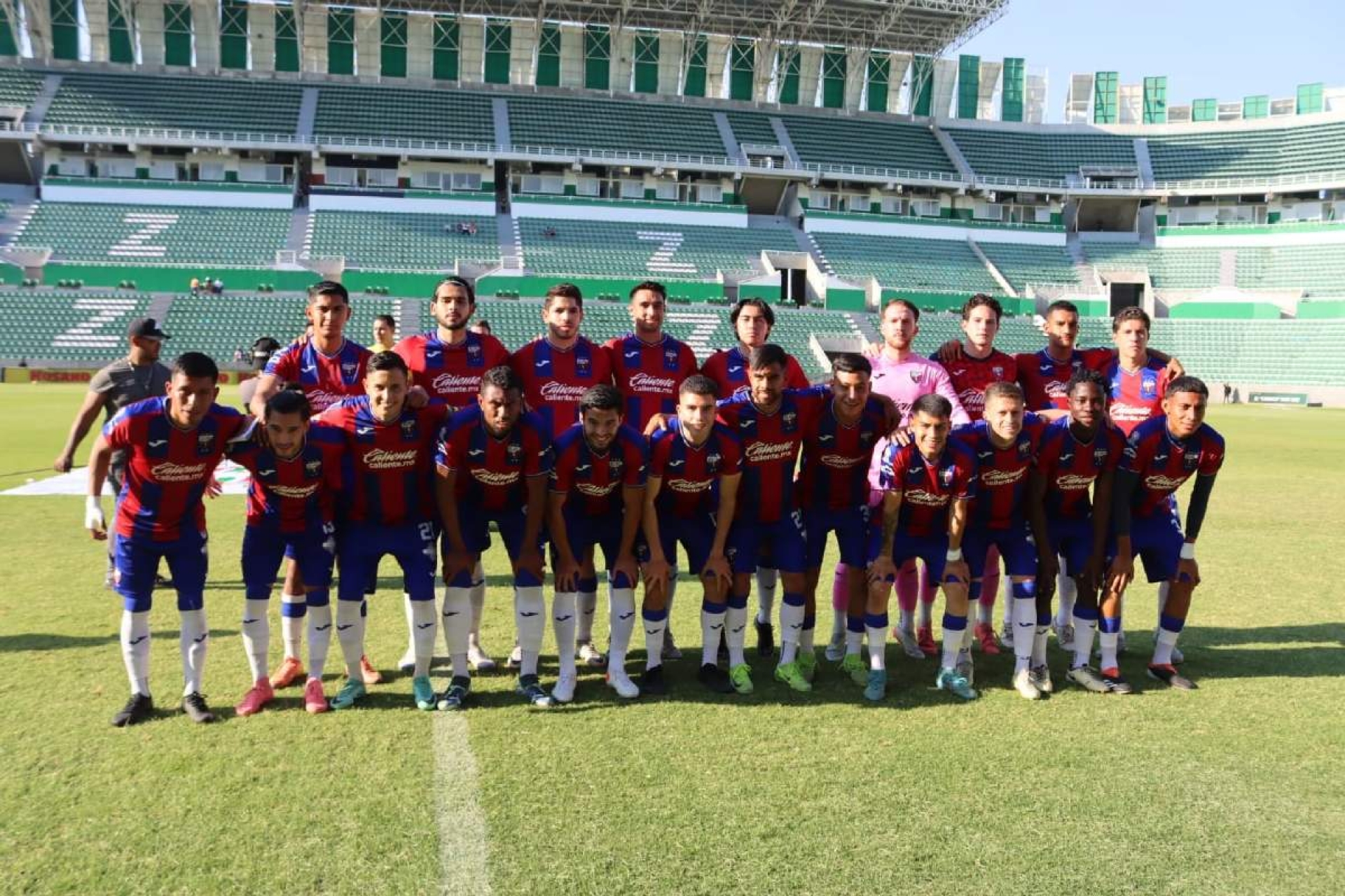 Ganan el duelo de titanes