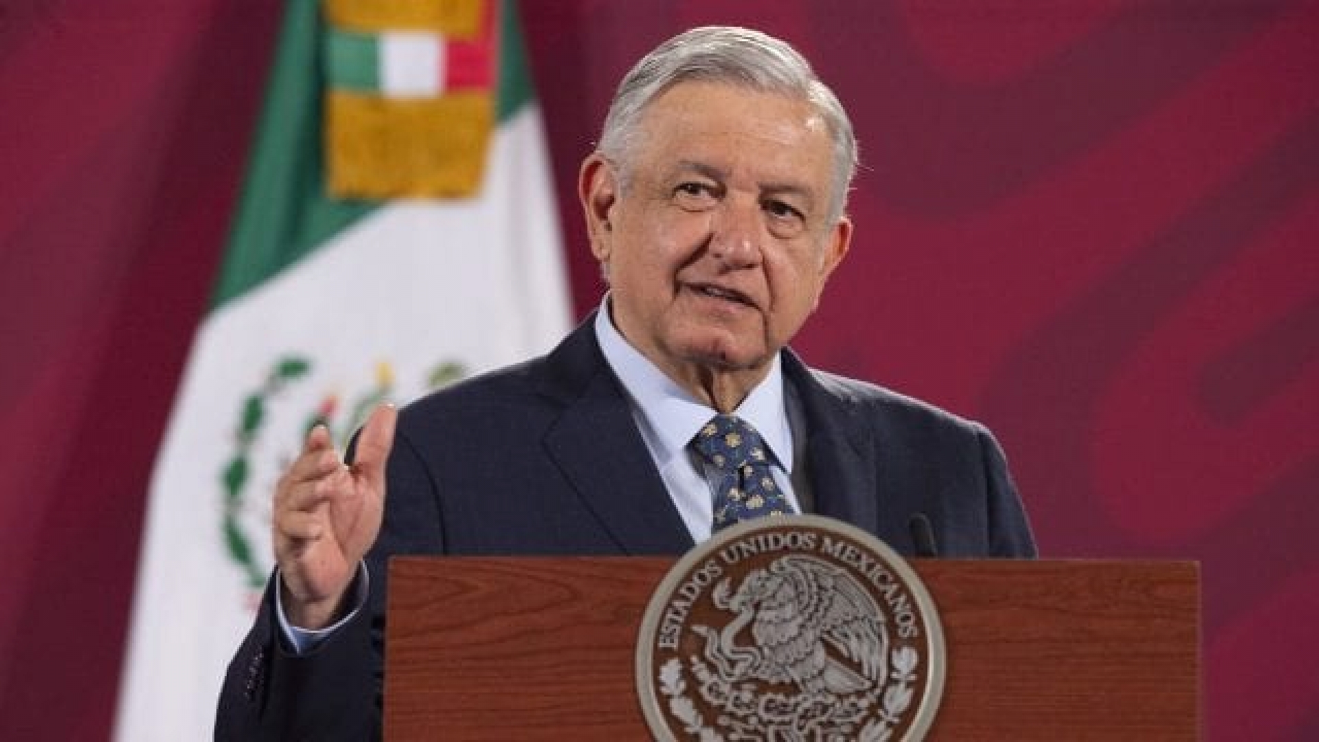 AMLO, dispuesto a vacunarse contra COVID-19, si los médicos lo consideran