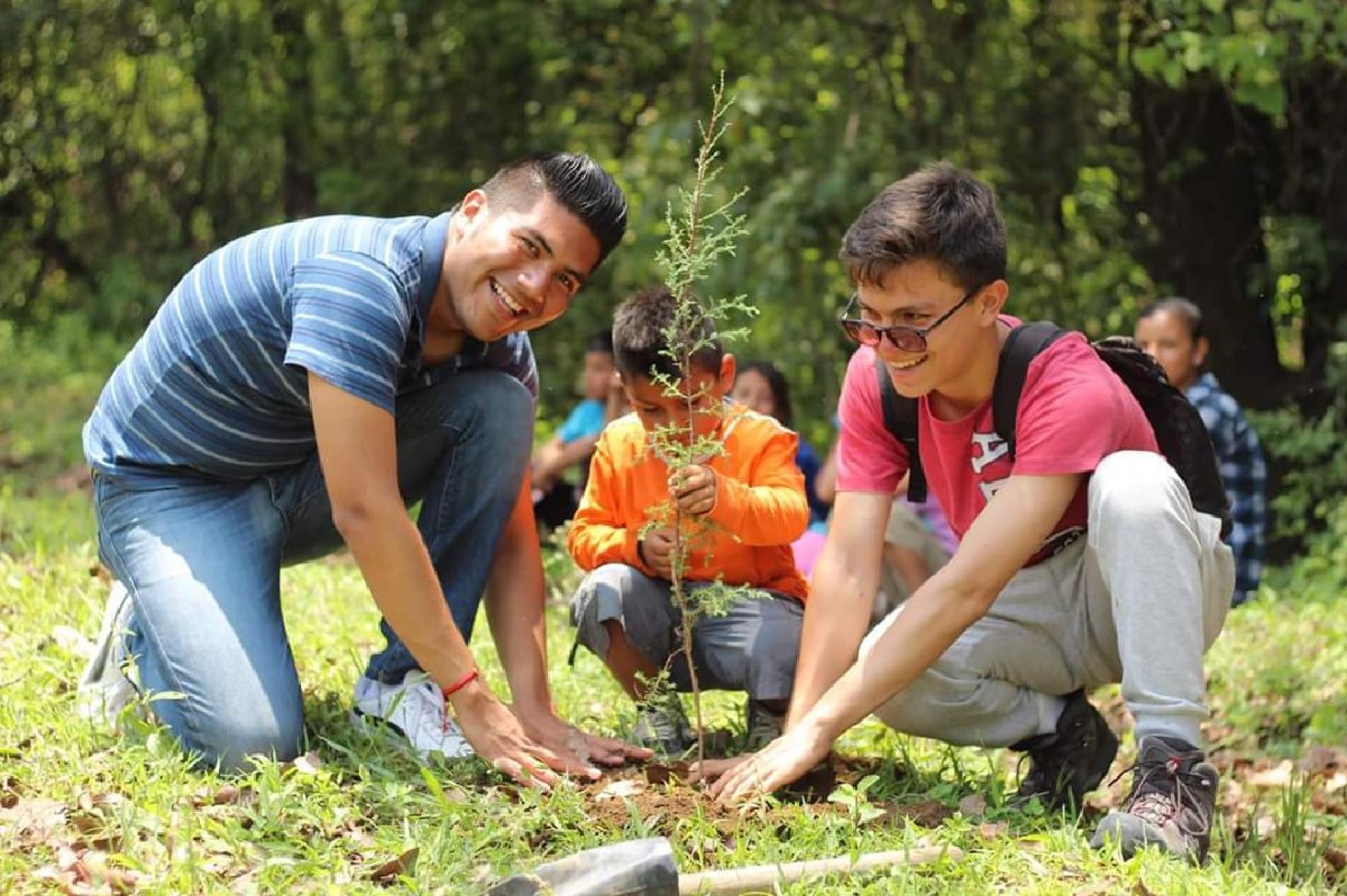 Participan voluntarios en trabajos de reforestación en Yecapixtla