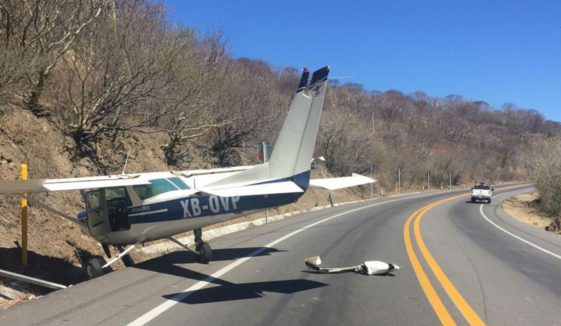 Se desploma avioneta en carretera federal Cuernavaca-Chilpancingo