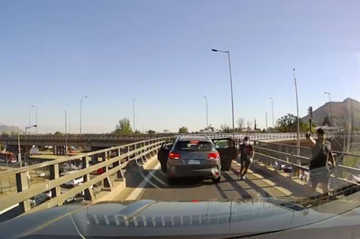 Frustra asalto al chocar su coche contra auto de ladrones para escapar