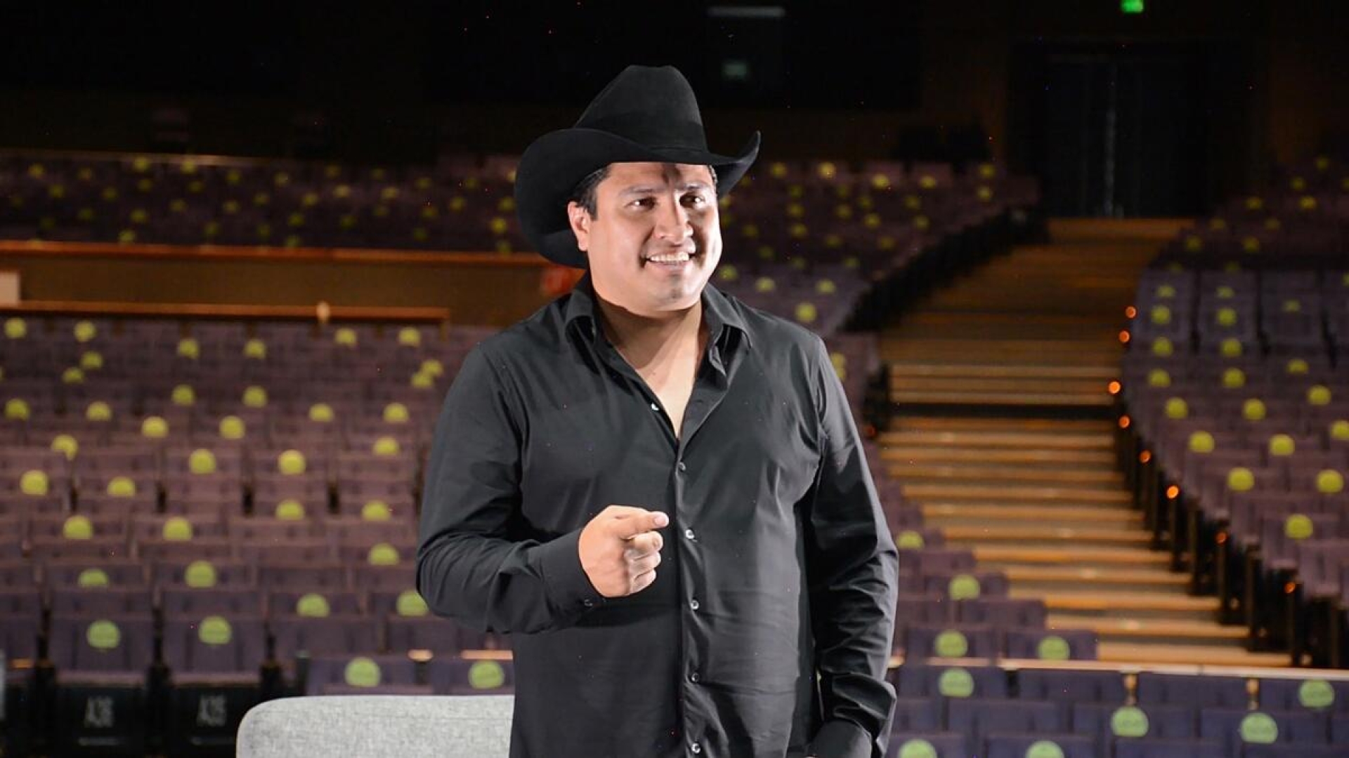Julión Álvarez pisa y destruye el celular de un fan durante concierto