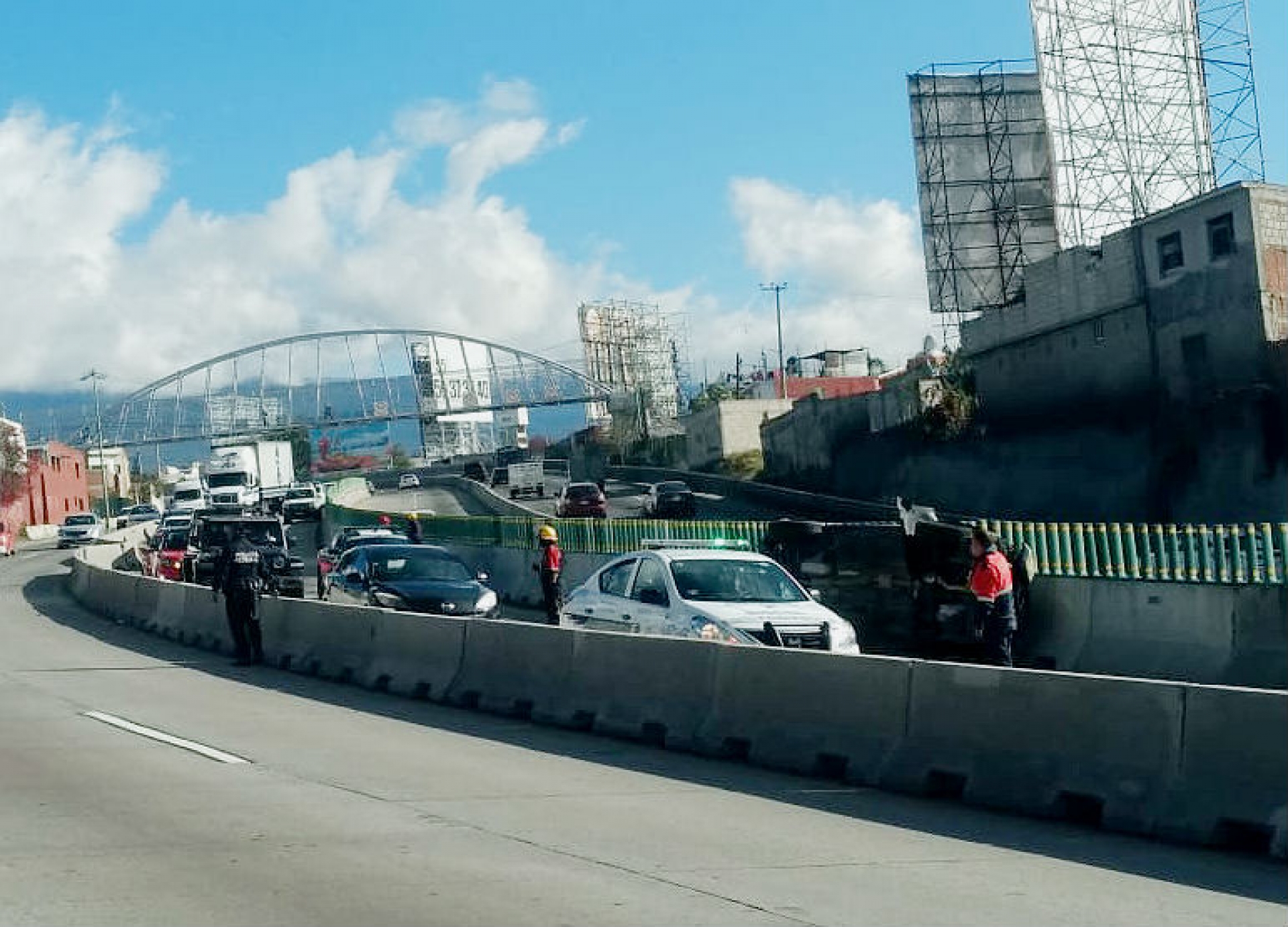 Se registra accidente de camioneta y autobús de pasajeros, en el paso exprés