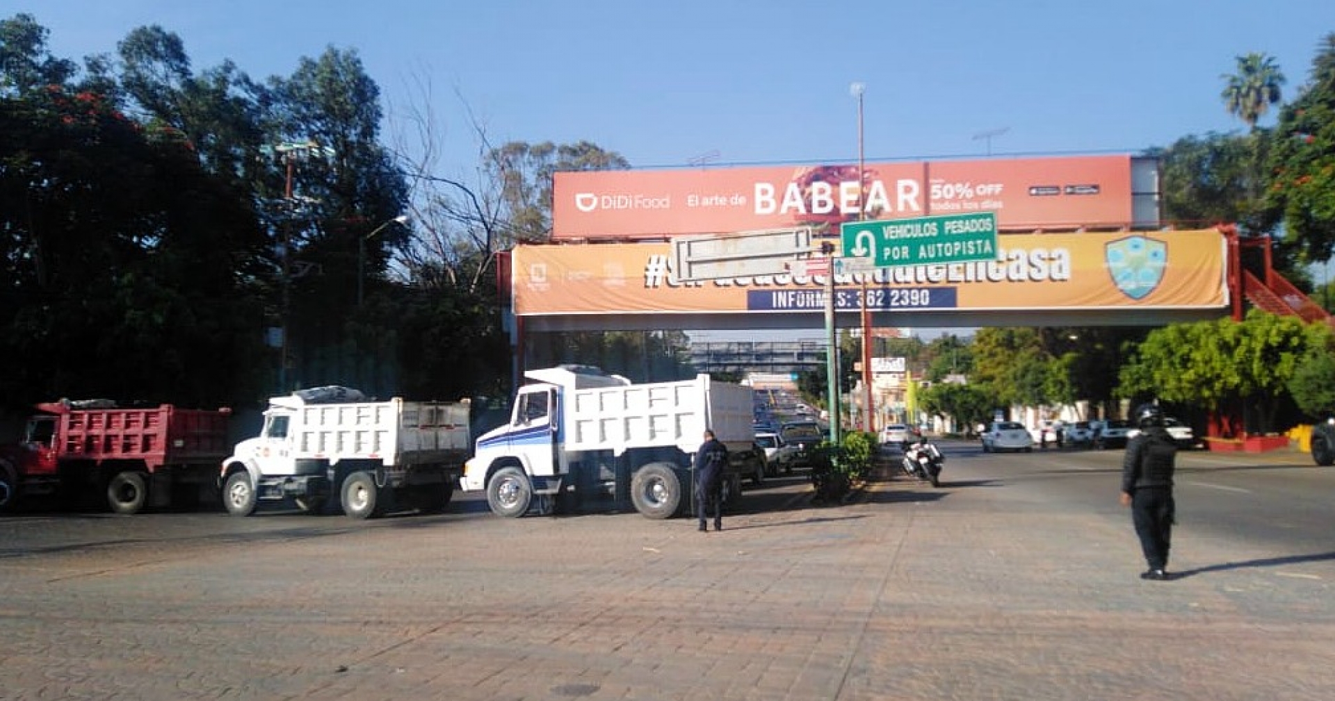 Se movilizan camioneros y denuncian robos; bloquearon avenidas