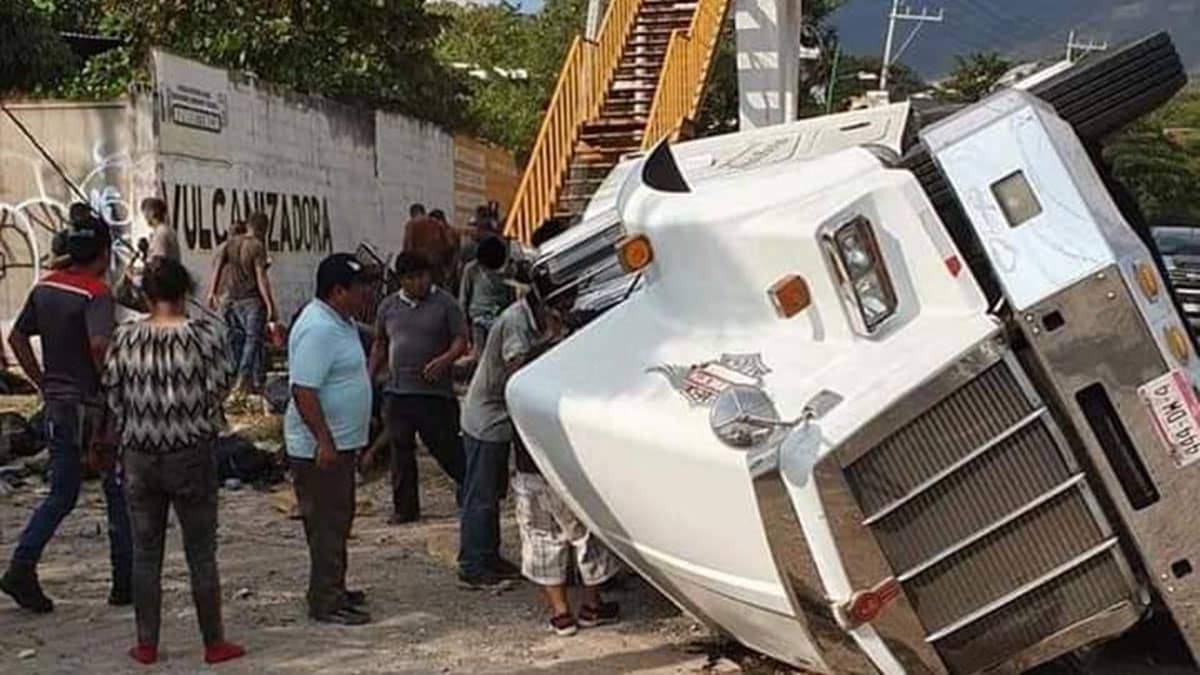 Vuelca tráiler con cientos de migrantes en Chiapas