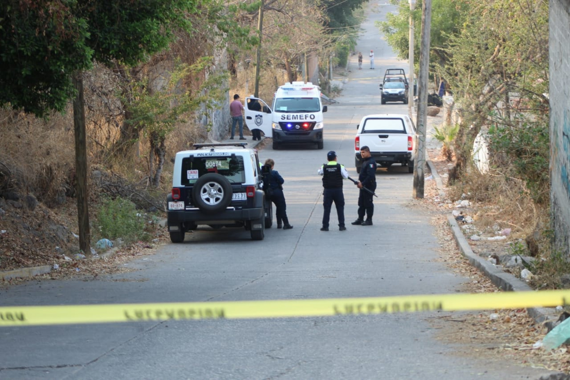 Encuentran el cadáver maniatado de un hombre, en Temixco