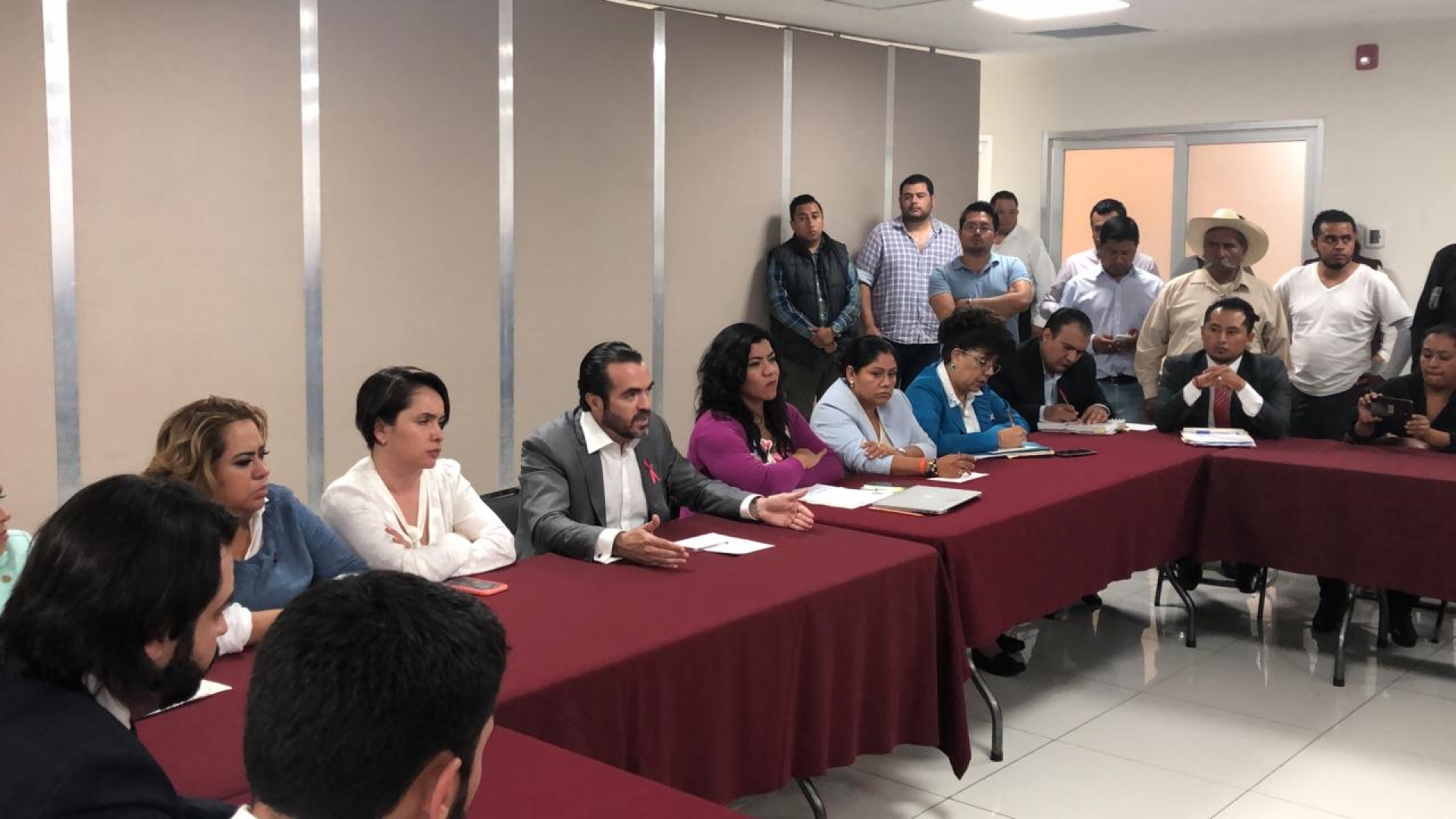 Acude secretario de Gobierno al Congreso; entablan diálogo con pobladores de Hueyapan