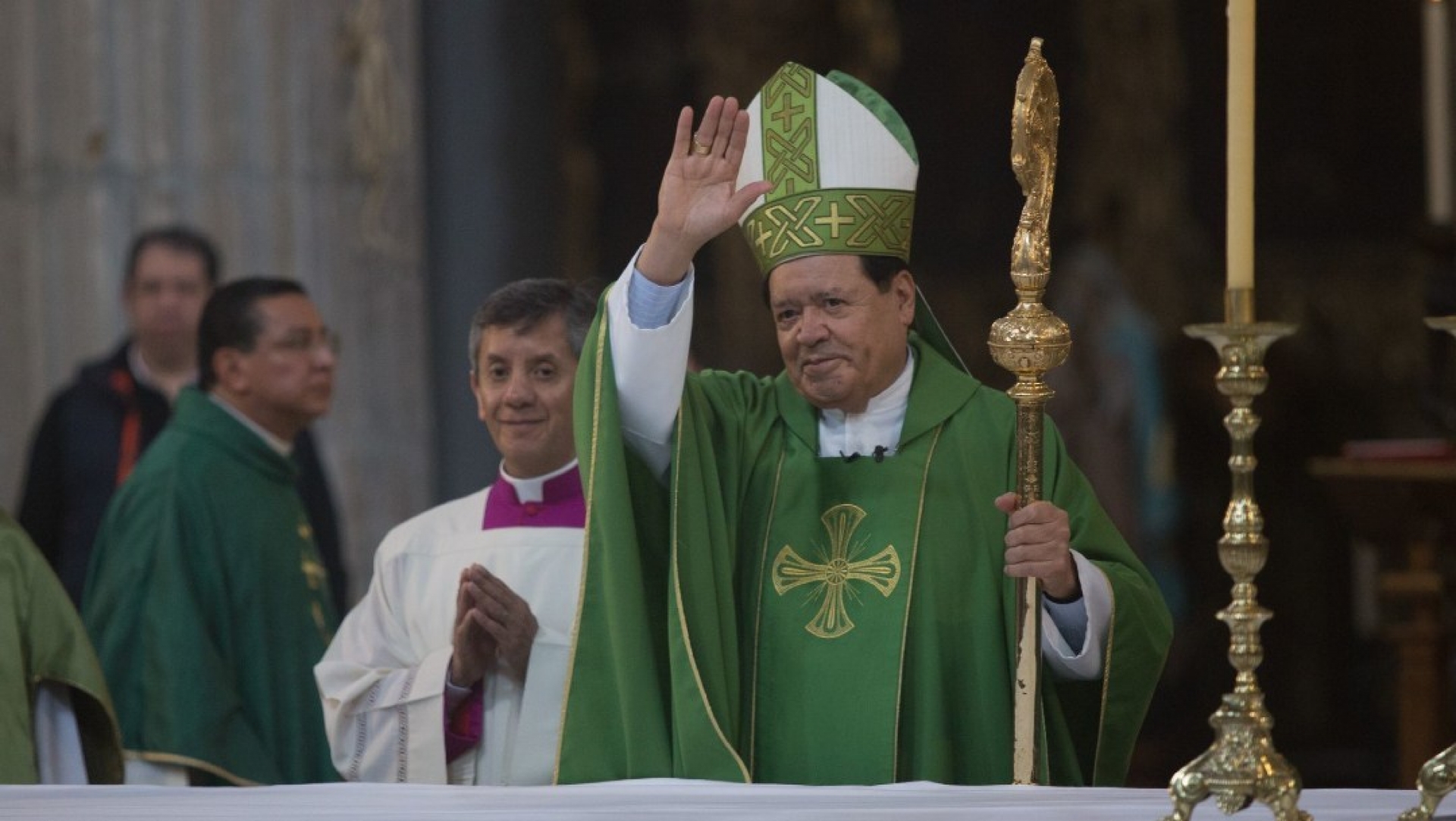 Desintuban al cardenal Norberto Rivera, tras mejoría por COVID-19