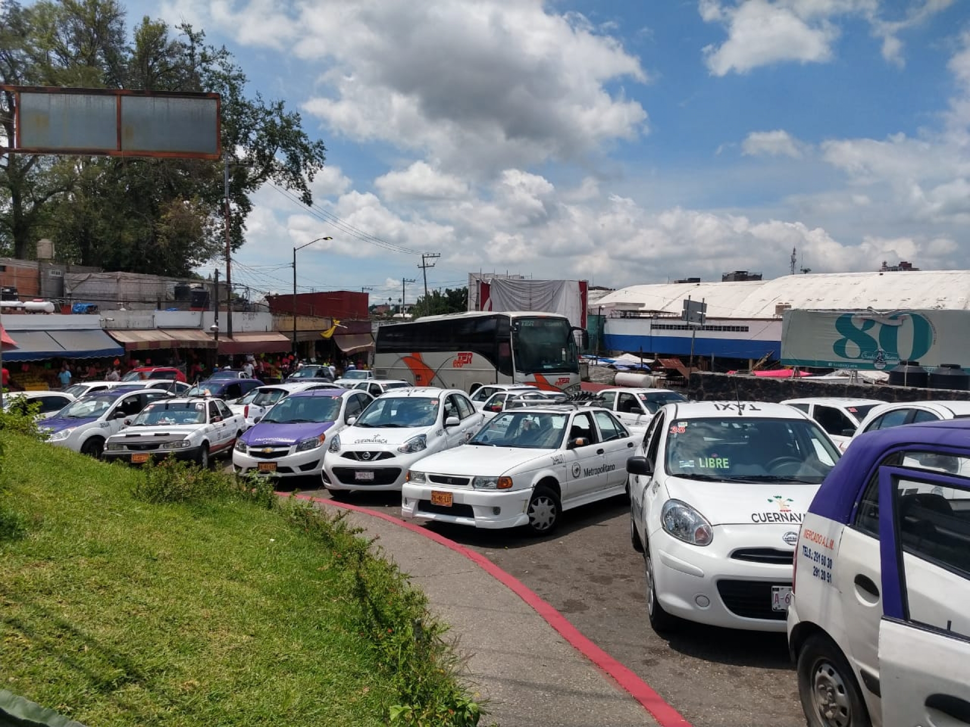 Protestan taxistas de los andenes del mercado ALM