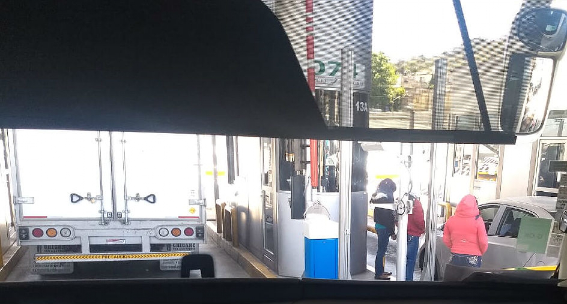 Familias de Tlaltempanapa 'liberan' caseta de autopista, en Tlalpan