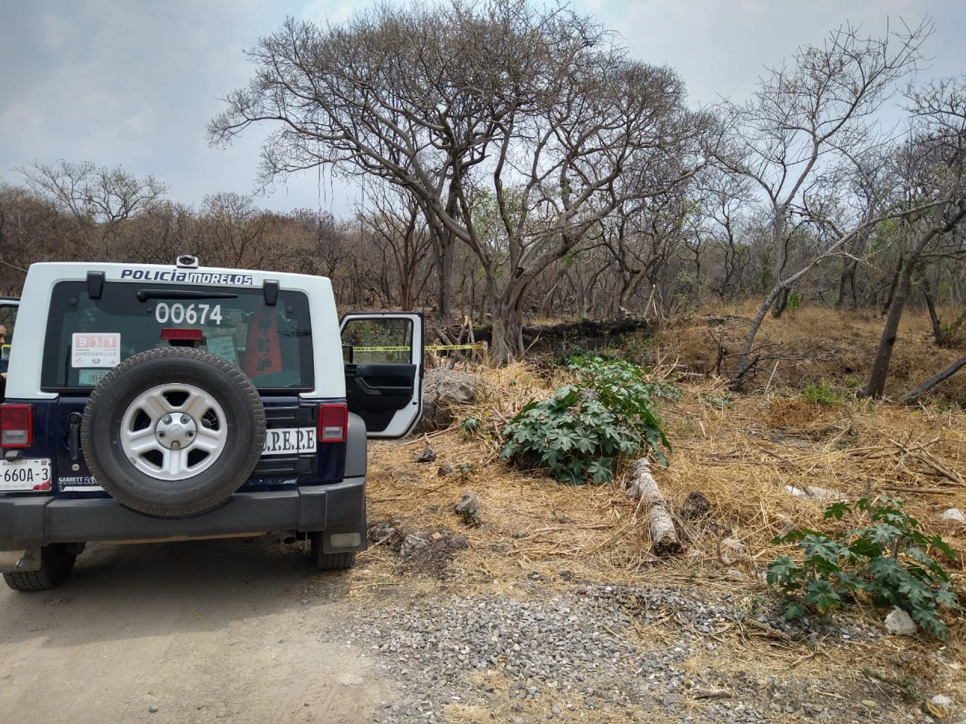 Encuentran el cadáver de un hombre en un terreno baldío, en Tepoztlán