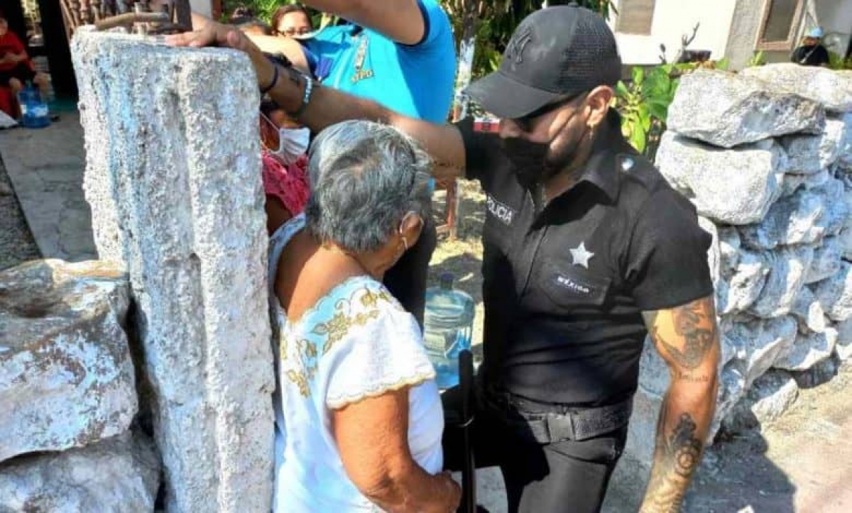 Alcaldesa de Yucatán contrata strippers vestidos de policías para celebrar 10 de mayo