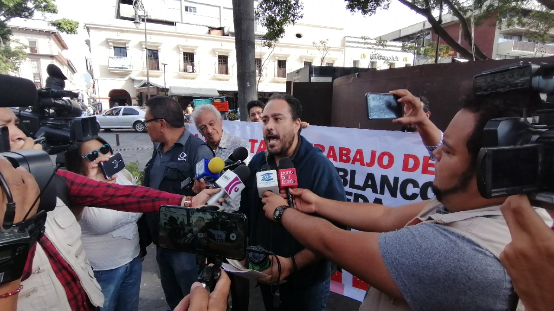 Se manifiestan integrantes de la comunidad LGBTTTI en Cuernavaca