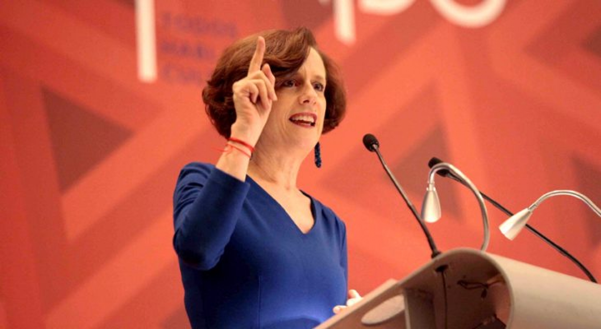 Denise Dresser acusa a AMLO de atacar a Reforma y redes la tunden