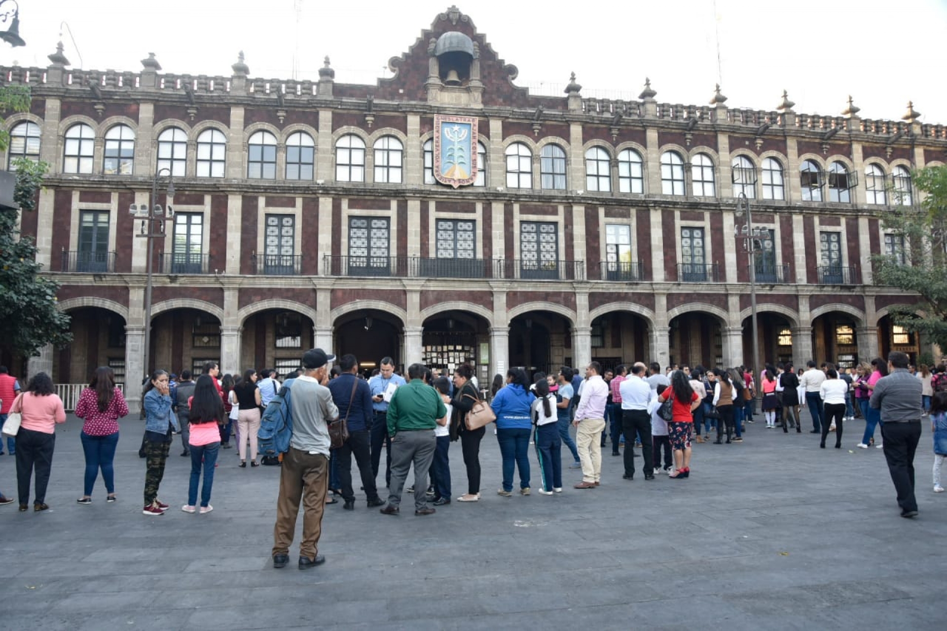Evacuan Palacio de Gobierno tras activarse alarma sísmica