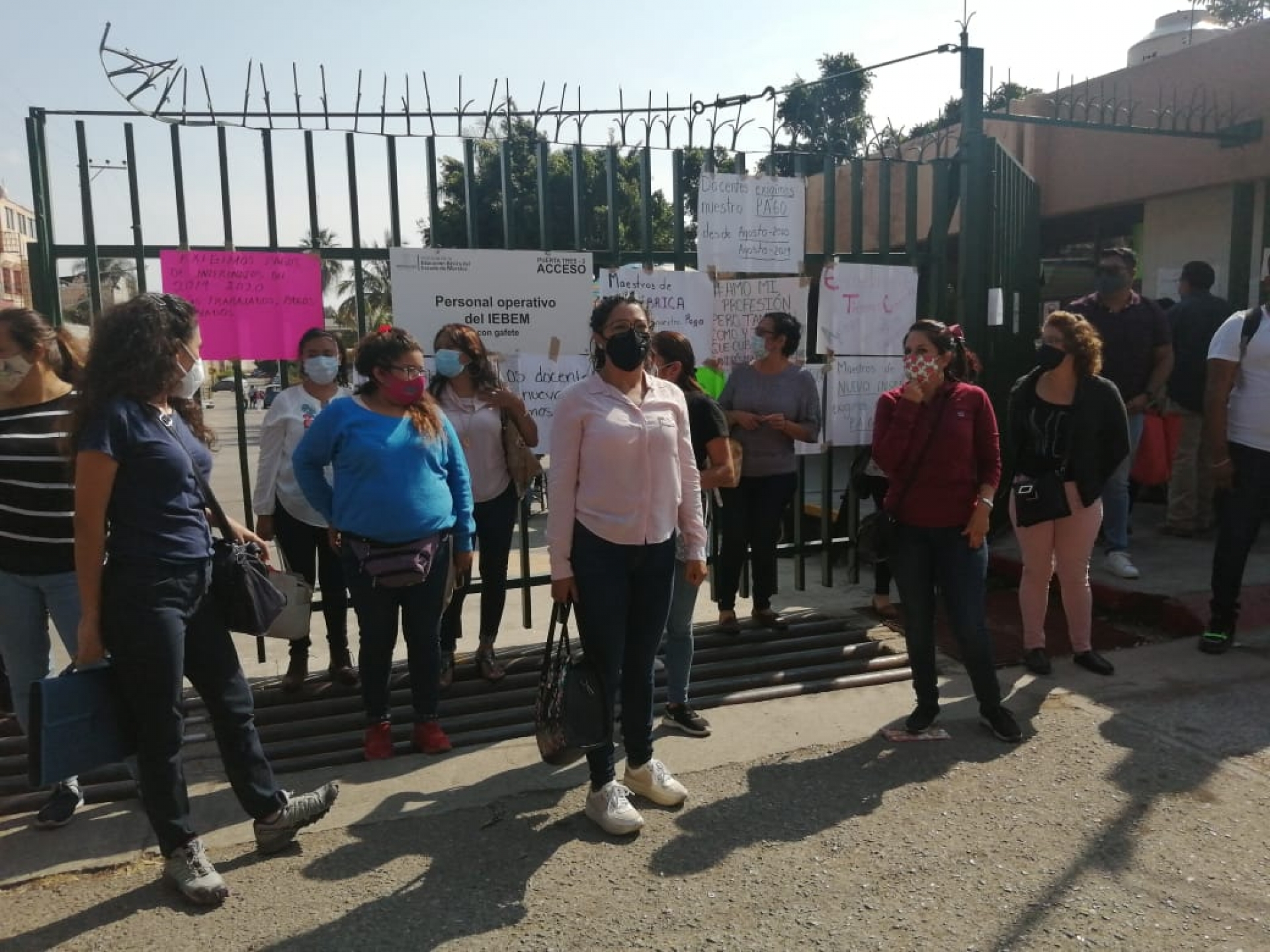 Protestan docentes de nuevo ingreso y del PETC, en el IEBEM