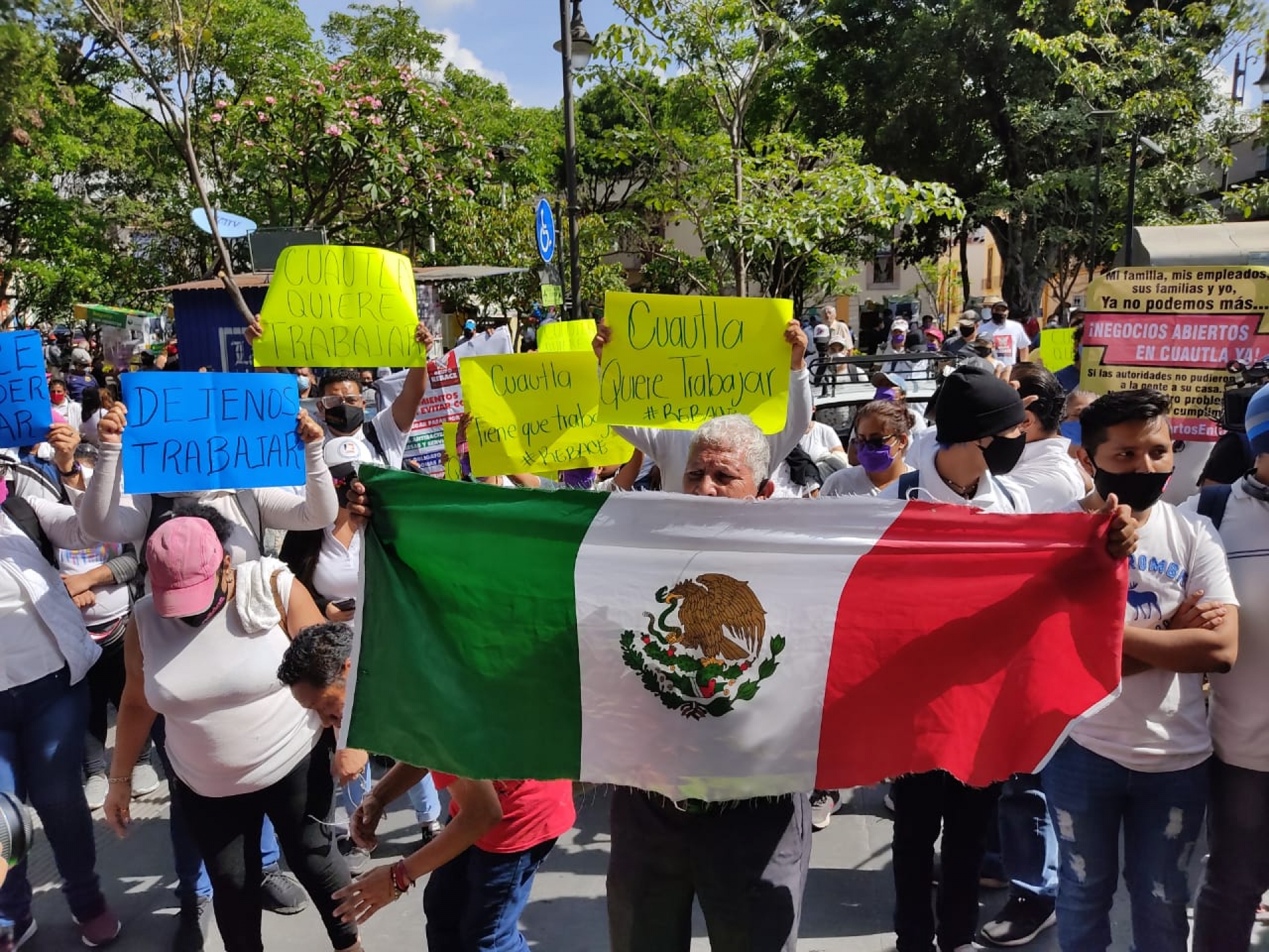 Se manifiestan comerciantes de Cuautla en Cuernavaca; rechazan cierre de negocios