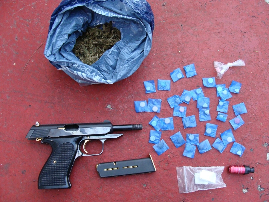 Tenían un arma de fuego y diversas drogas