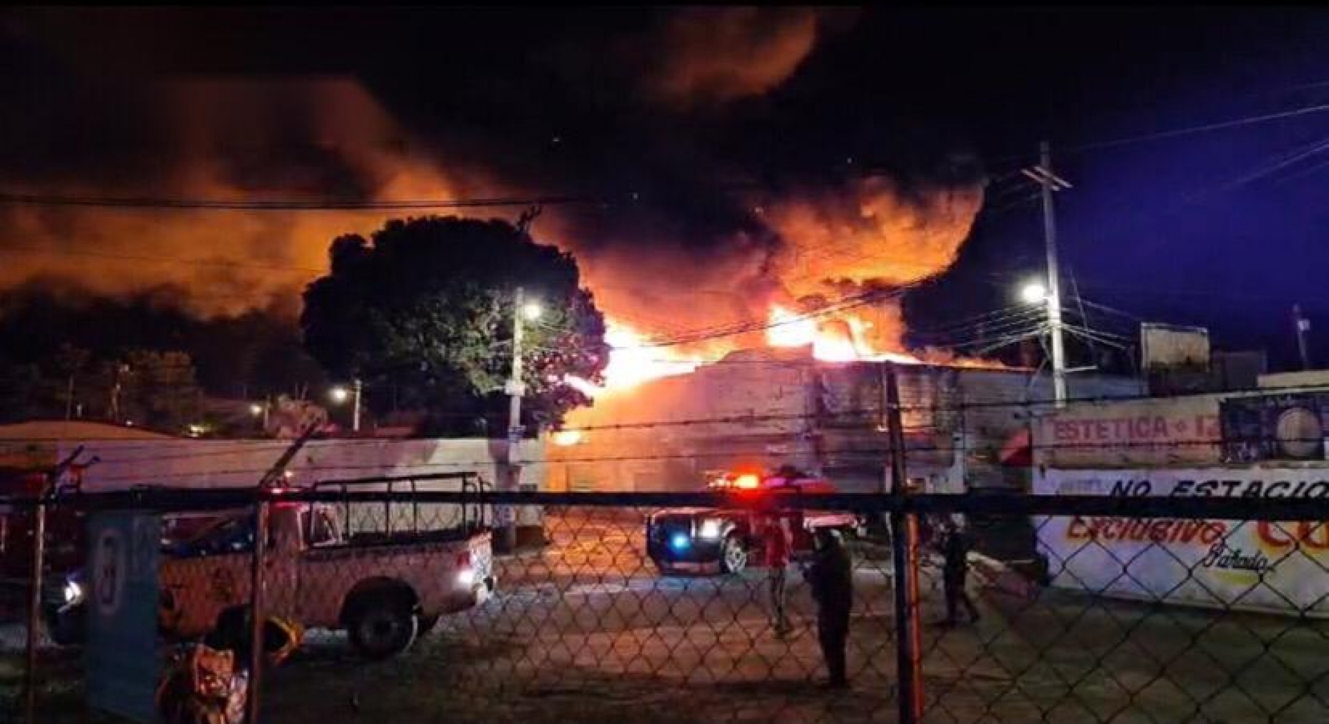 Incendio en locales de plaza '12 de Octubre', en Cuautla