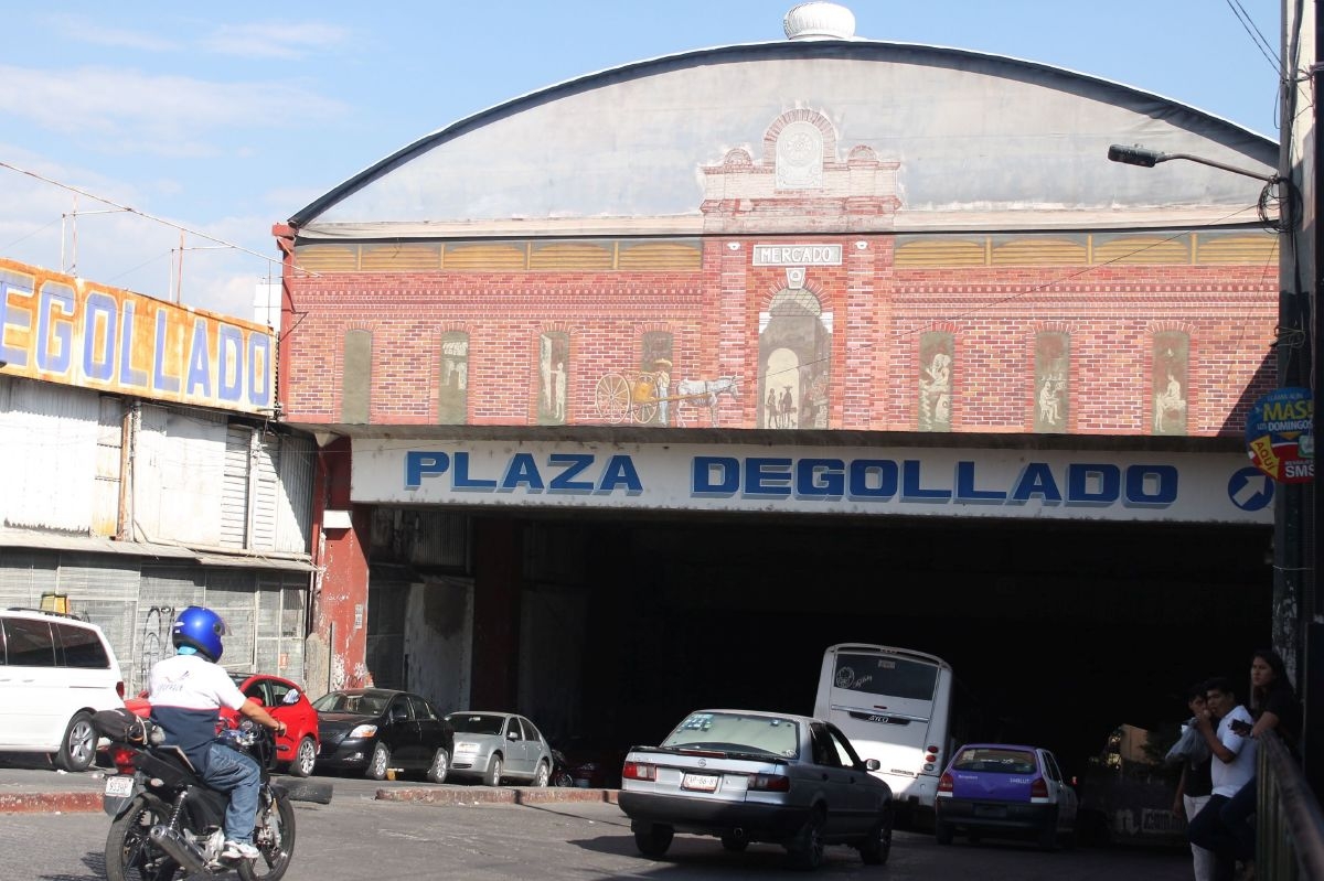 Denuncian el declive de las plazas Lido y Degollado