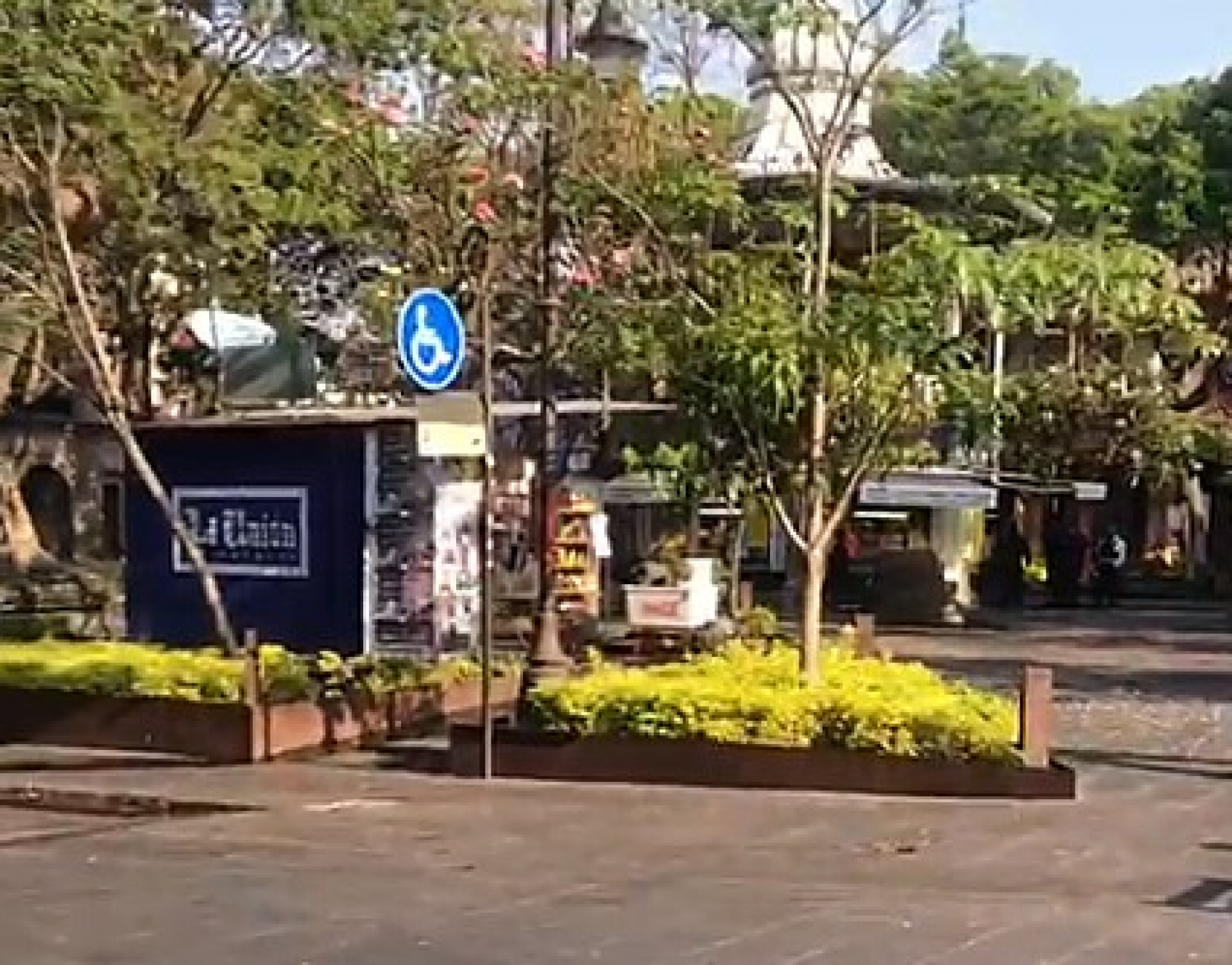 Poca afluencia de personas en el zócalo de Cuernavaca, en viernes santo