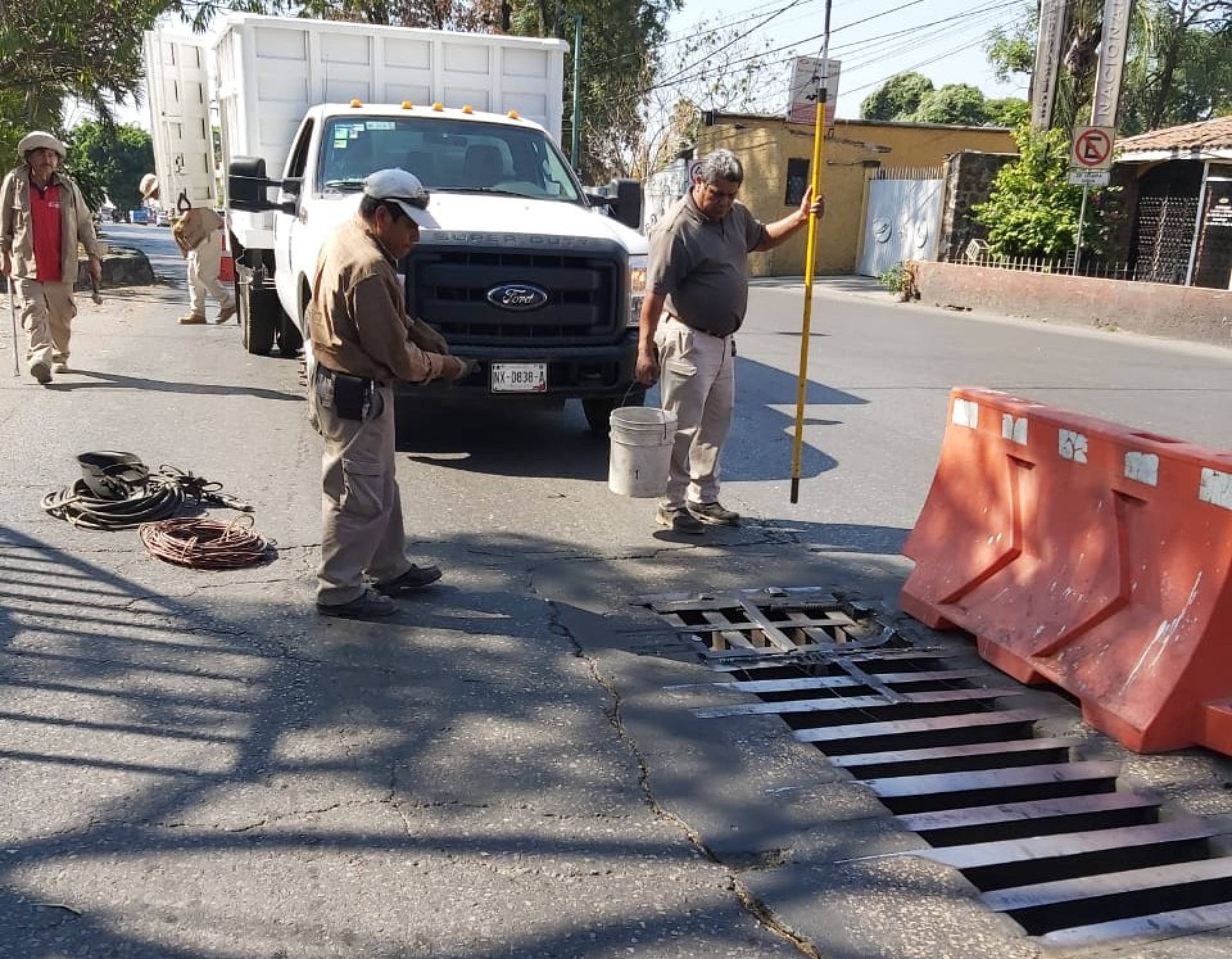 Repara ayuntamiento capitalino rejilla pluvial en Plan de Ayala