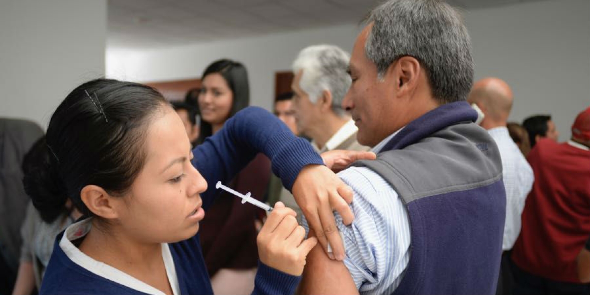 Aplican vacunas a personal del Congreso local